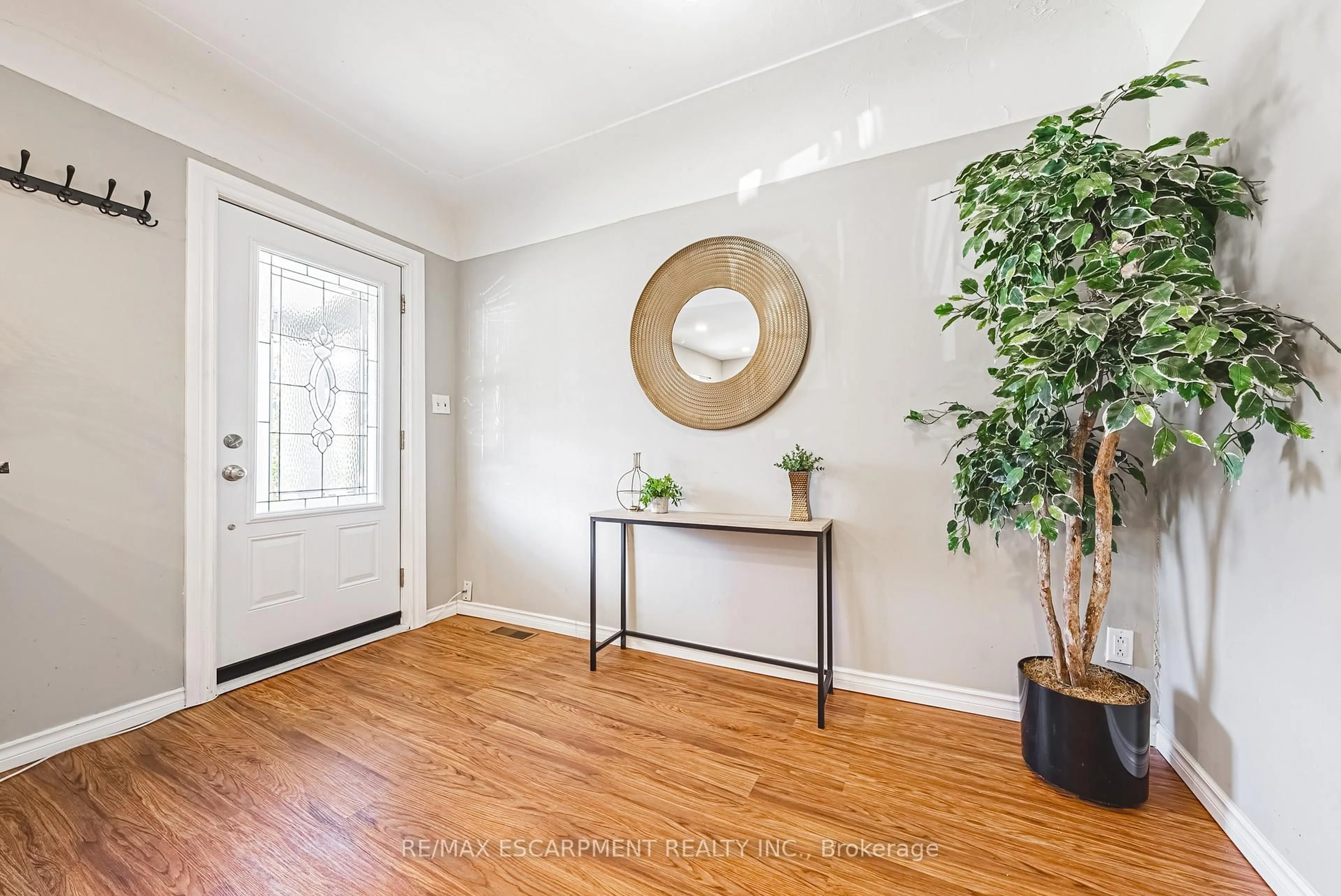 Indoor entryway for 24 Rowanwood St, Hamilton Ontario L8L 7H3