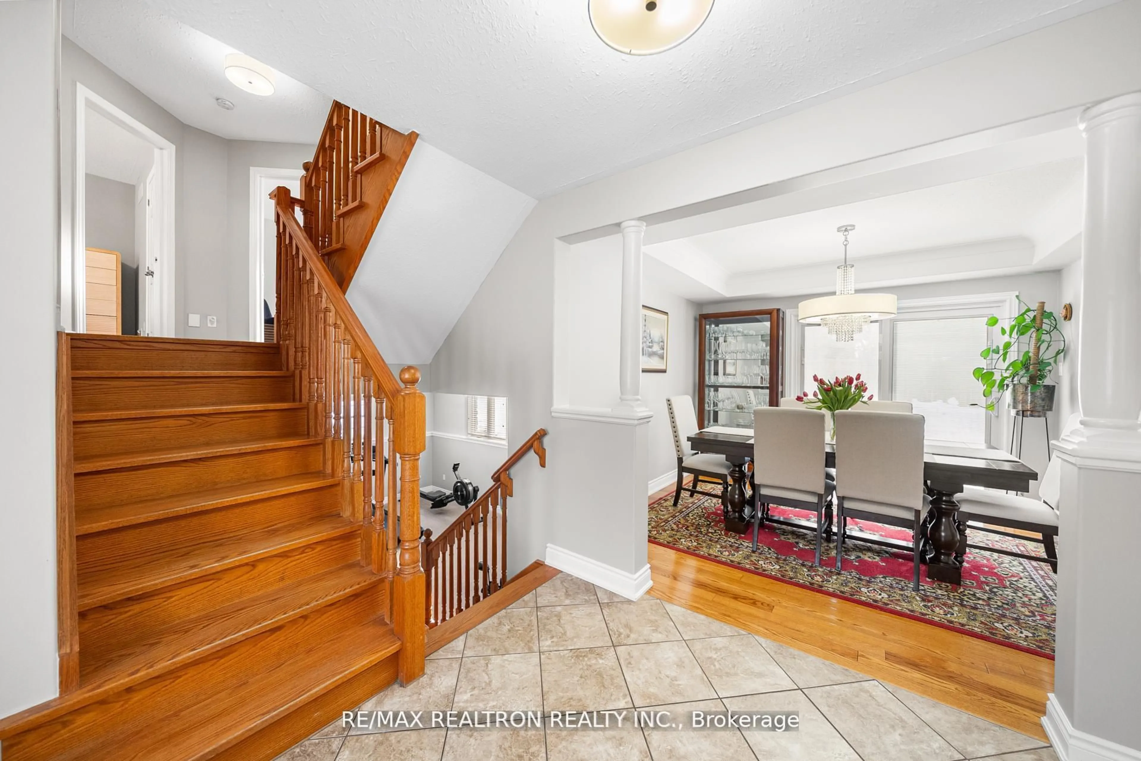 Indoor entryway for 100 Birch Grve, Shelburne Ontario L9V 2W3