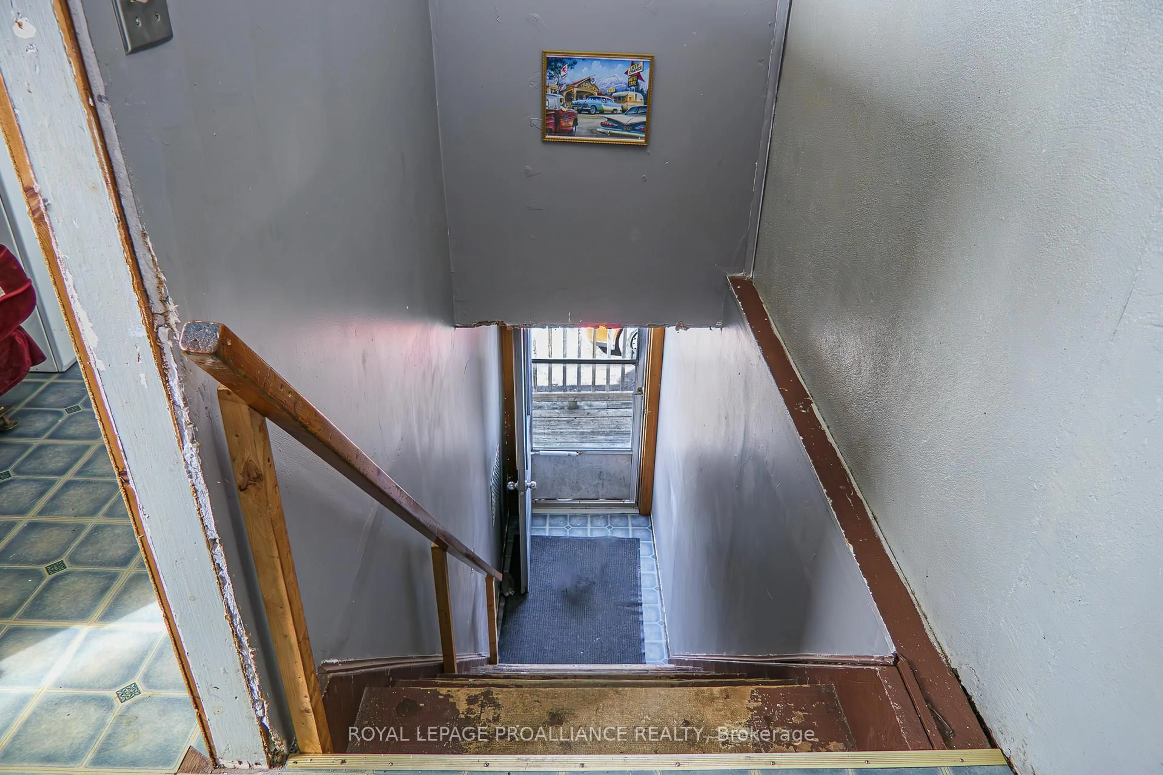 Stairs for 166 West St, Quinte West Ontario K8V 2M7