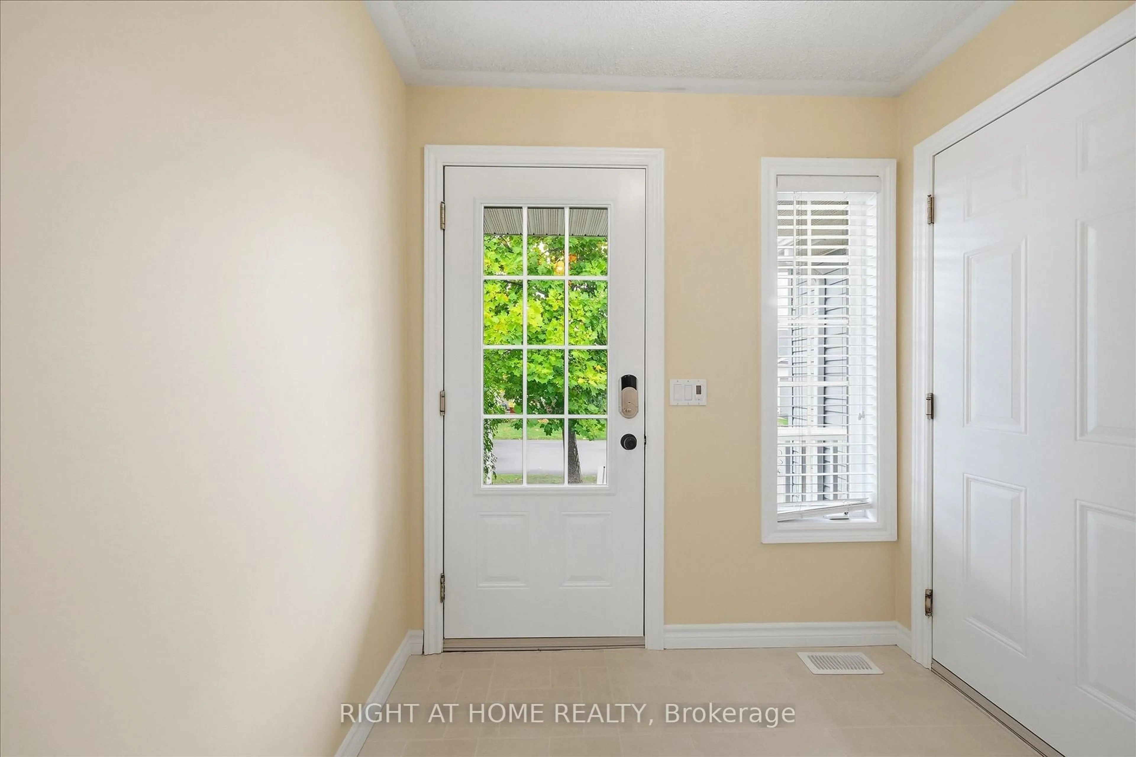 Indoor entryway for 111 Gracehill Cres, Hamilton Ontario L8B 1A5
