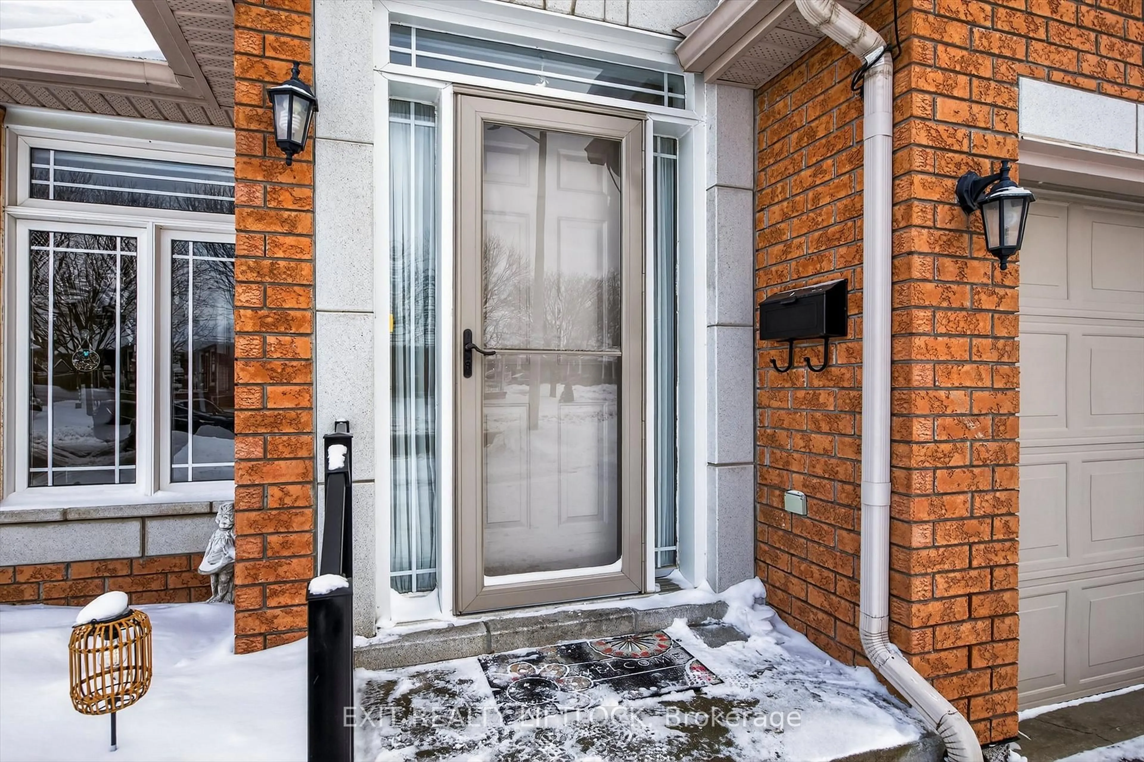 Indoor entryway for 831 Wentworth St, Peterborough Ontario K9J 8R7