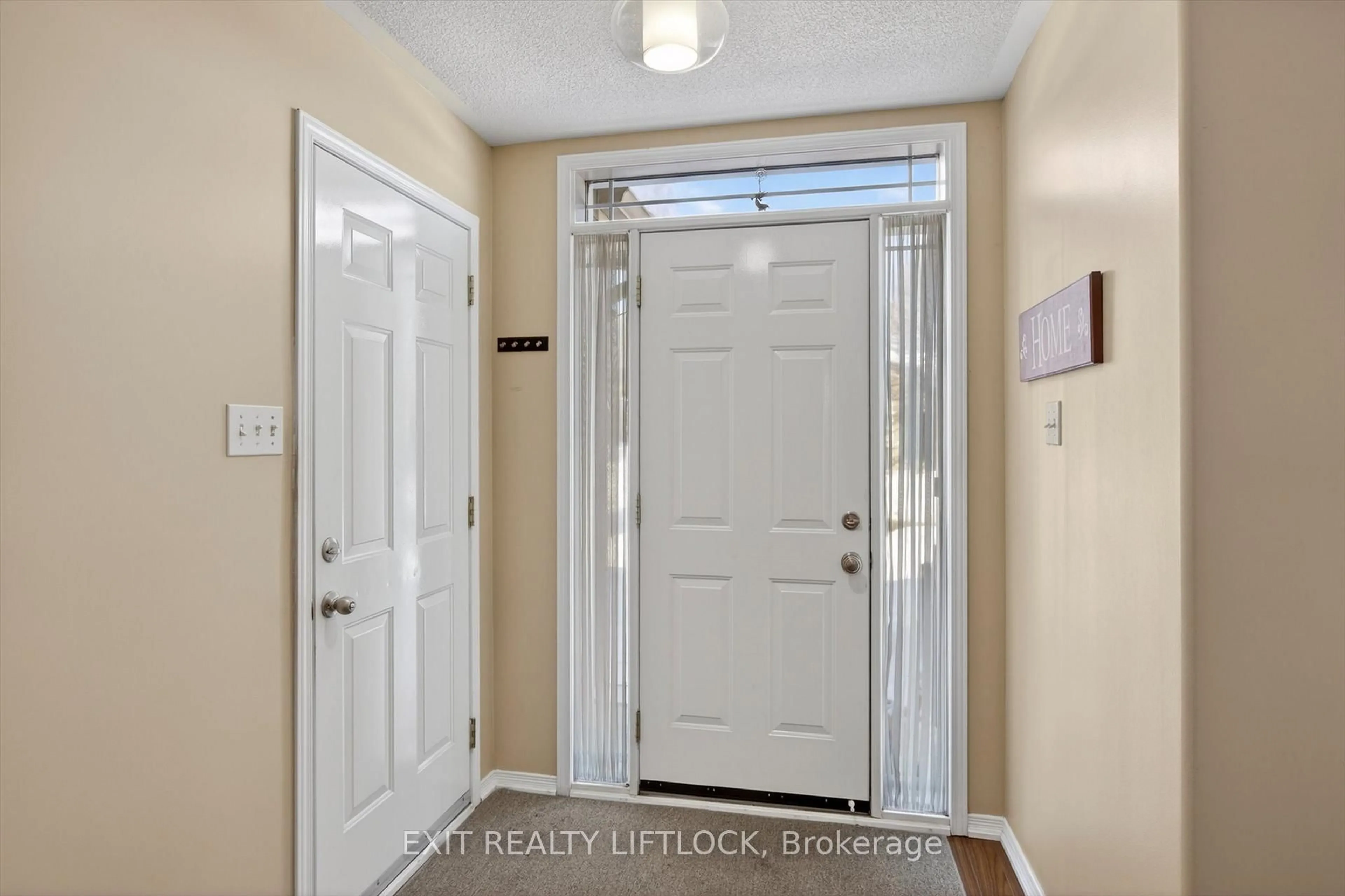 Indoor entryway for 831 Wentworth St, Peterborough Ontario K9J 8R7
