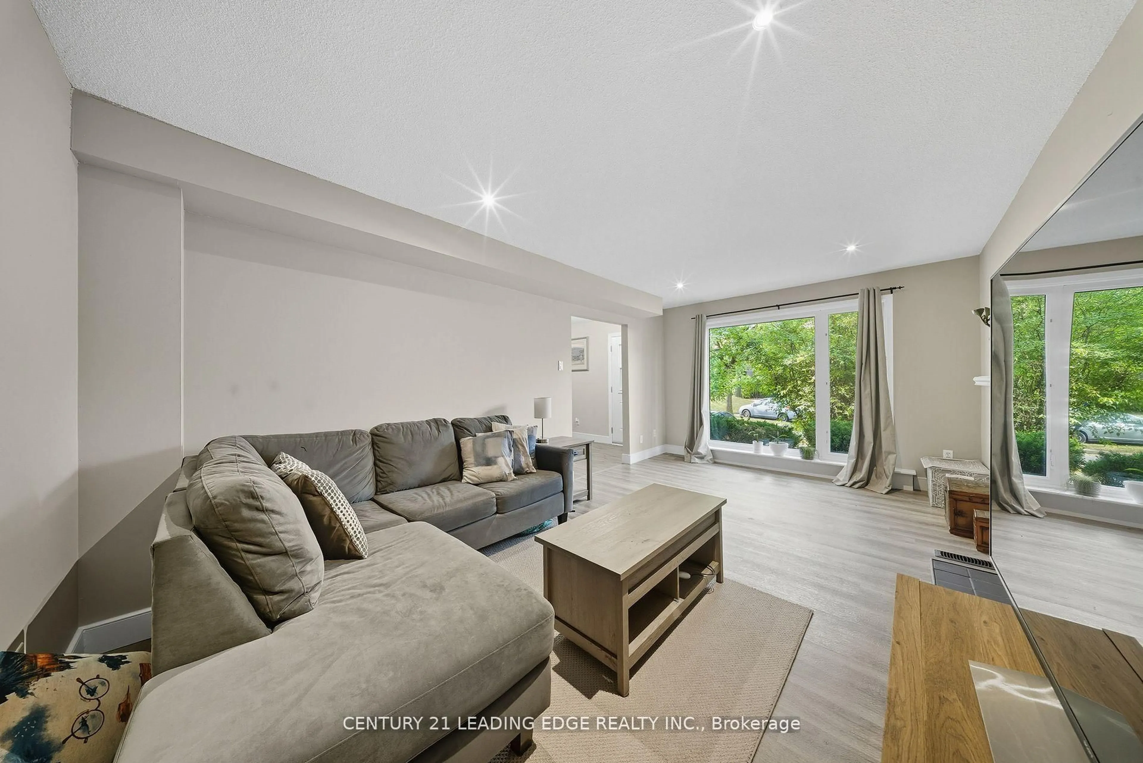 Living room with furniture, unknown for 416 Scottsdale Dr, Guelph Ontario N1G 2Z8