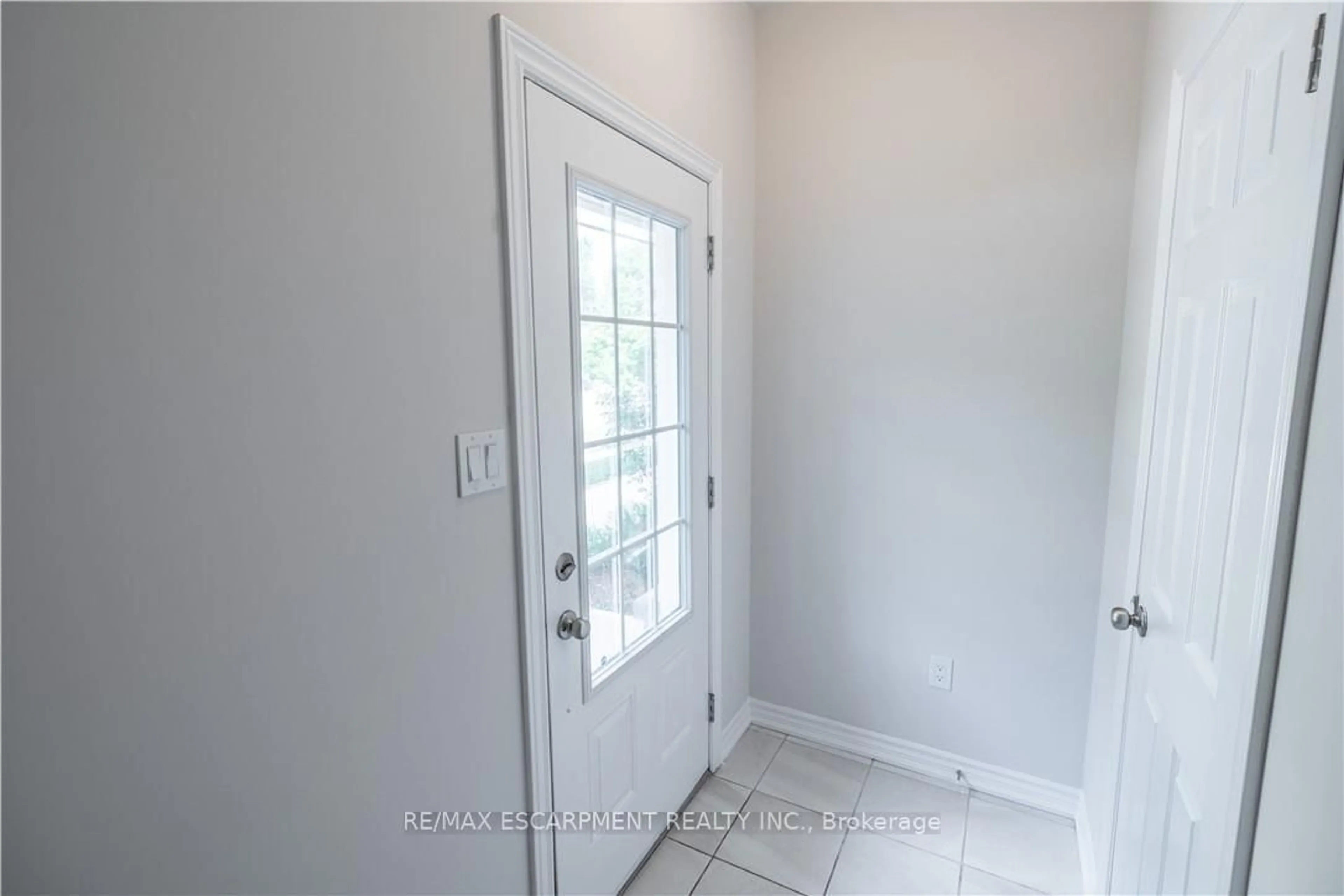 Indoor entryway for 677 Park Rd #7, Brantford Ontario N3R 0C2