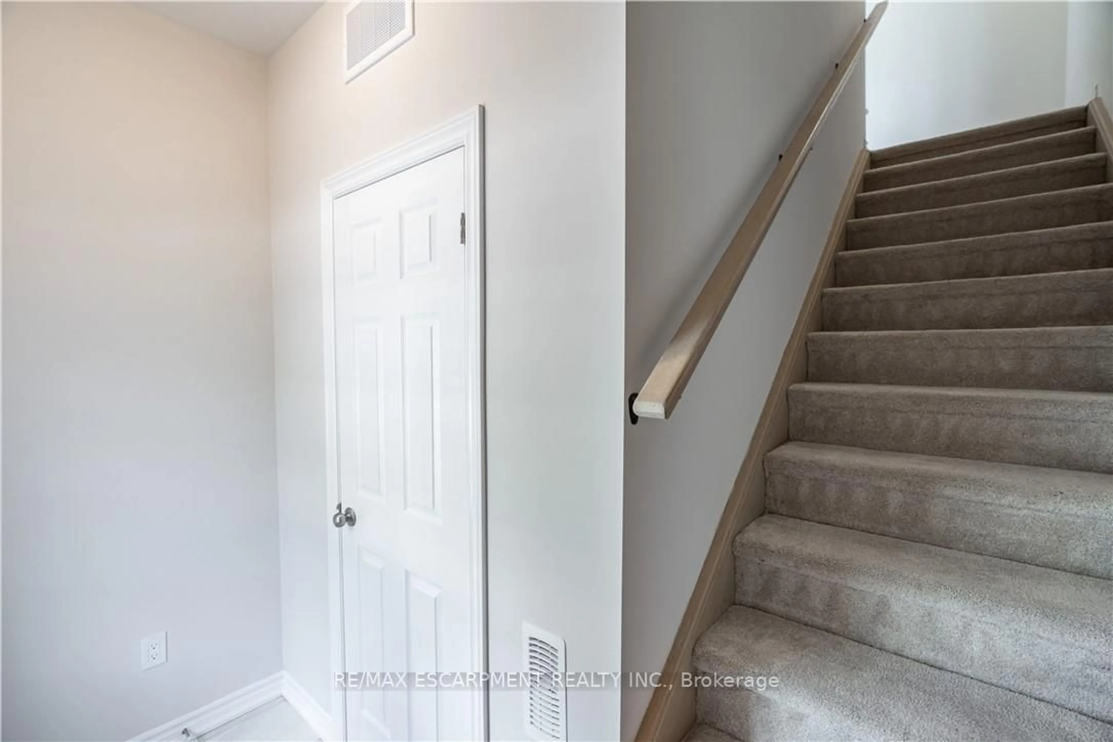 Indoor entryway for 677 Park Rd #7, Brantford Ontario N3R 0C2