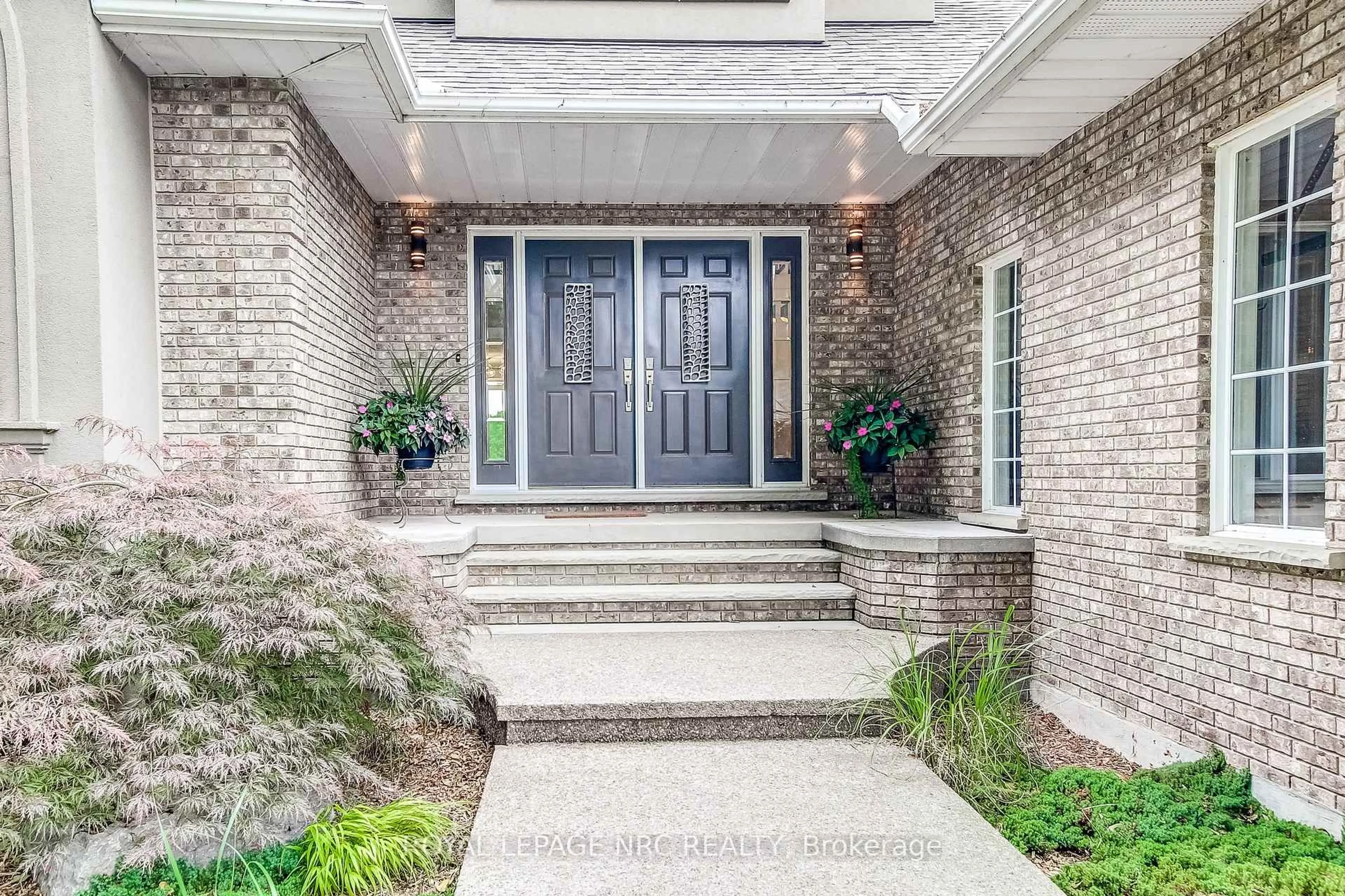 Indoor entryway for 645 Clarence St, Port Colborne Ontario L3K 6B8