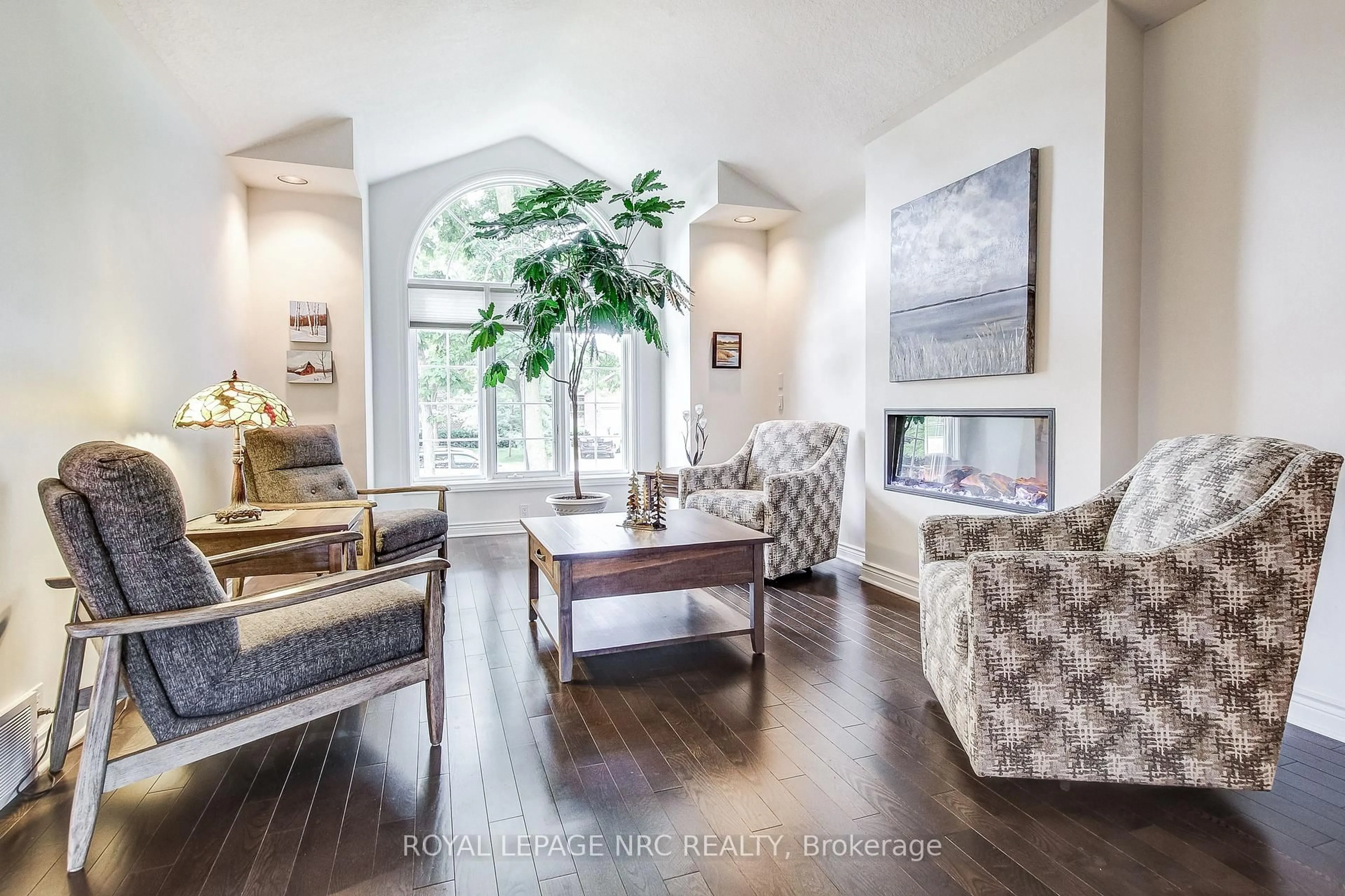 Living room with furniture, wood/laminate floor for 645 Clarence St, Port Colborne Ontario L3K 6B8