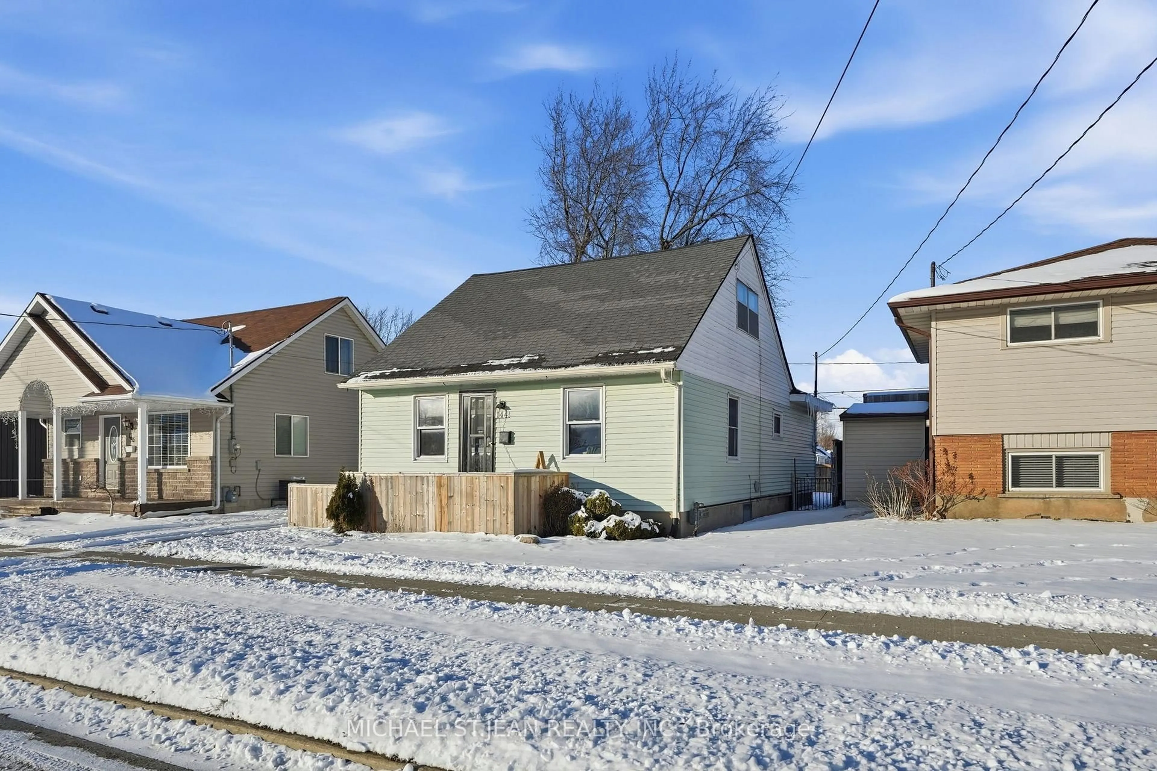 A pic from outside/outdoor area/front of a property/back of a property/a pic from drone, street for 144 Catherine St, Fort Erie Ontario L2A 2J2