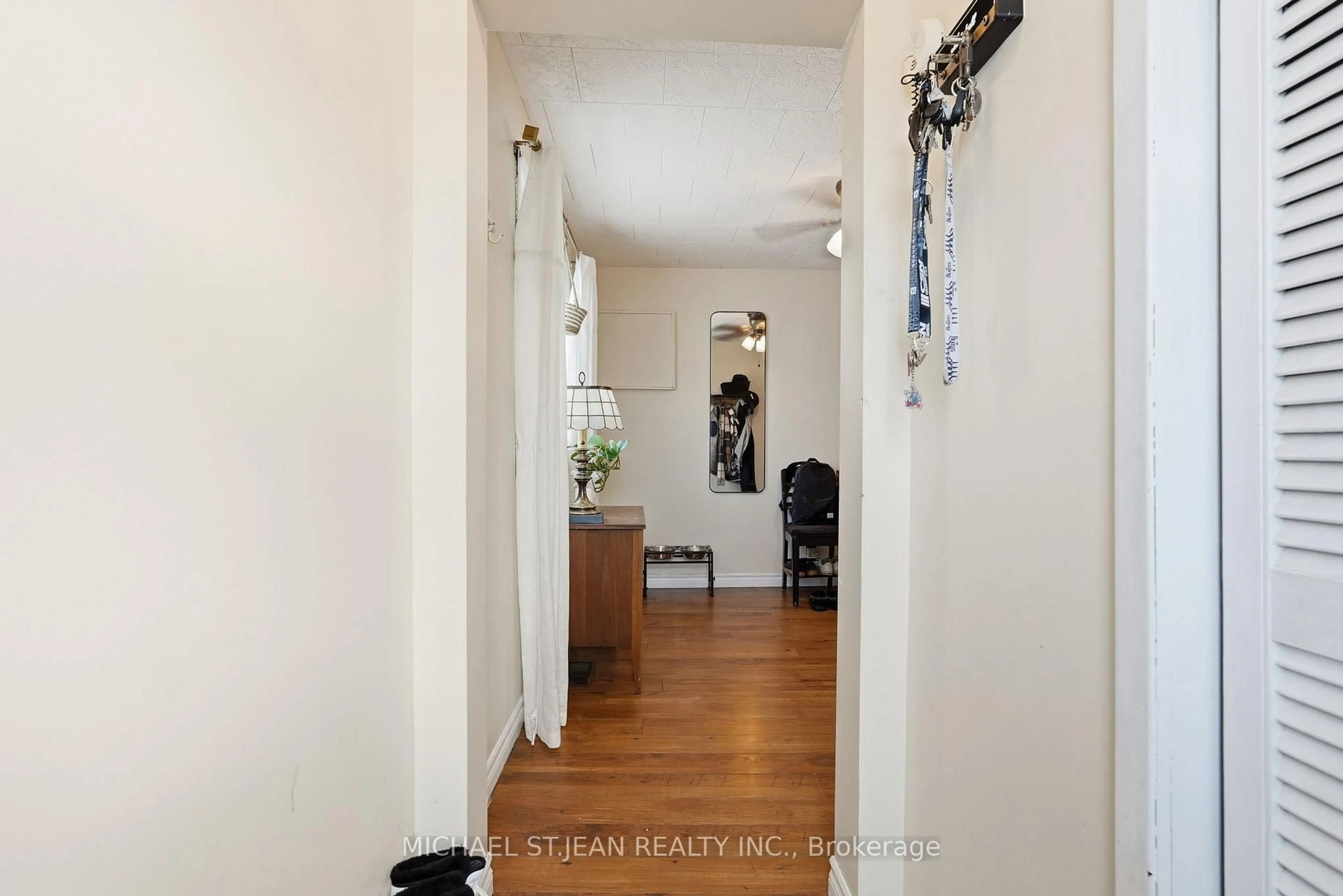 Indoor entryway for 144 Catherine St, Fort Erie Ontario L2A 2J2