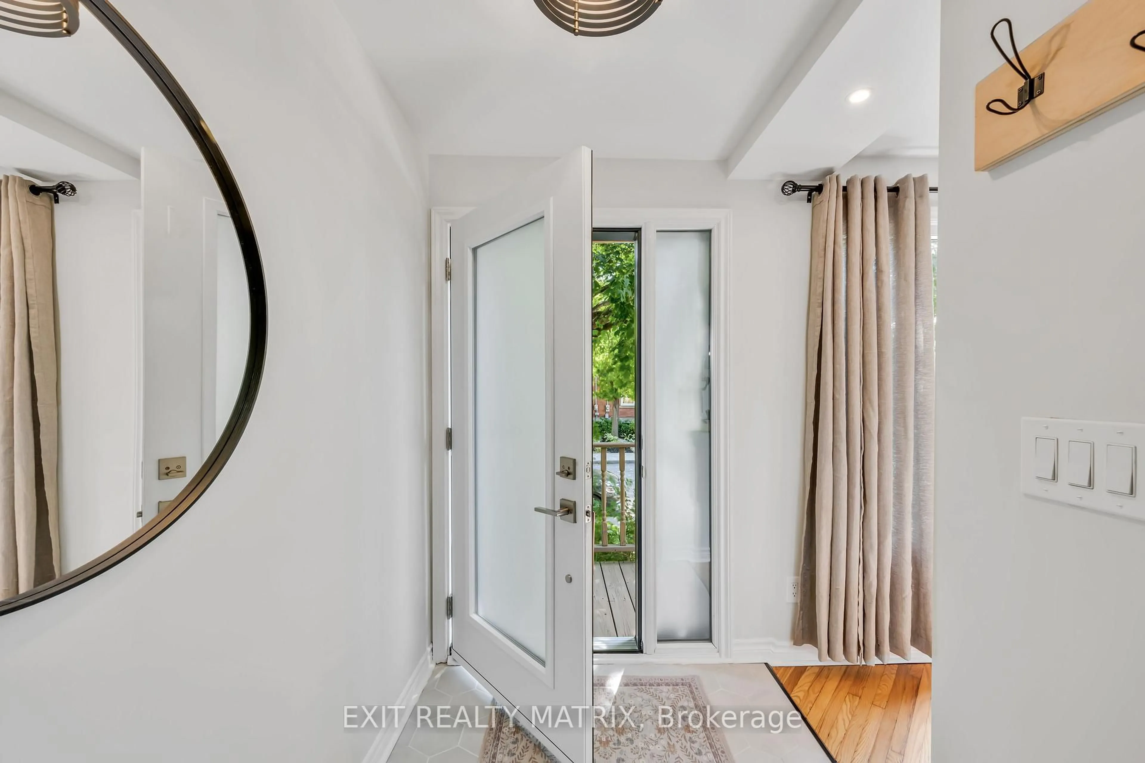 Indoor entryway for 177 Hawthorne Ave, Ottawa Ontario K1S 0B4