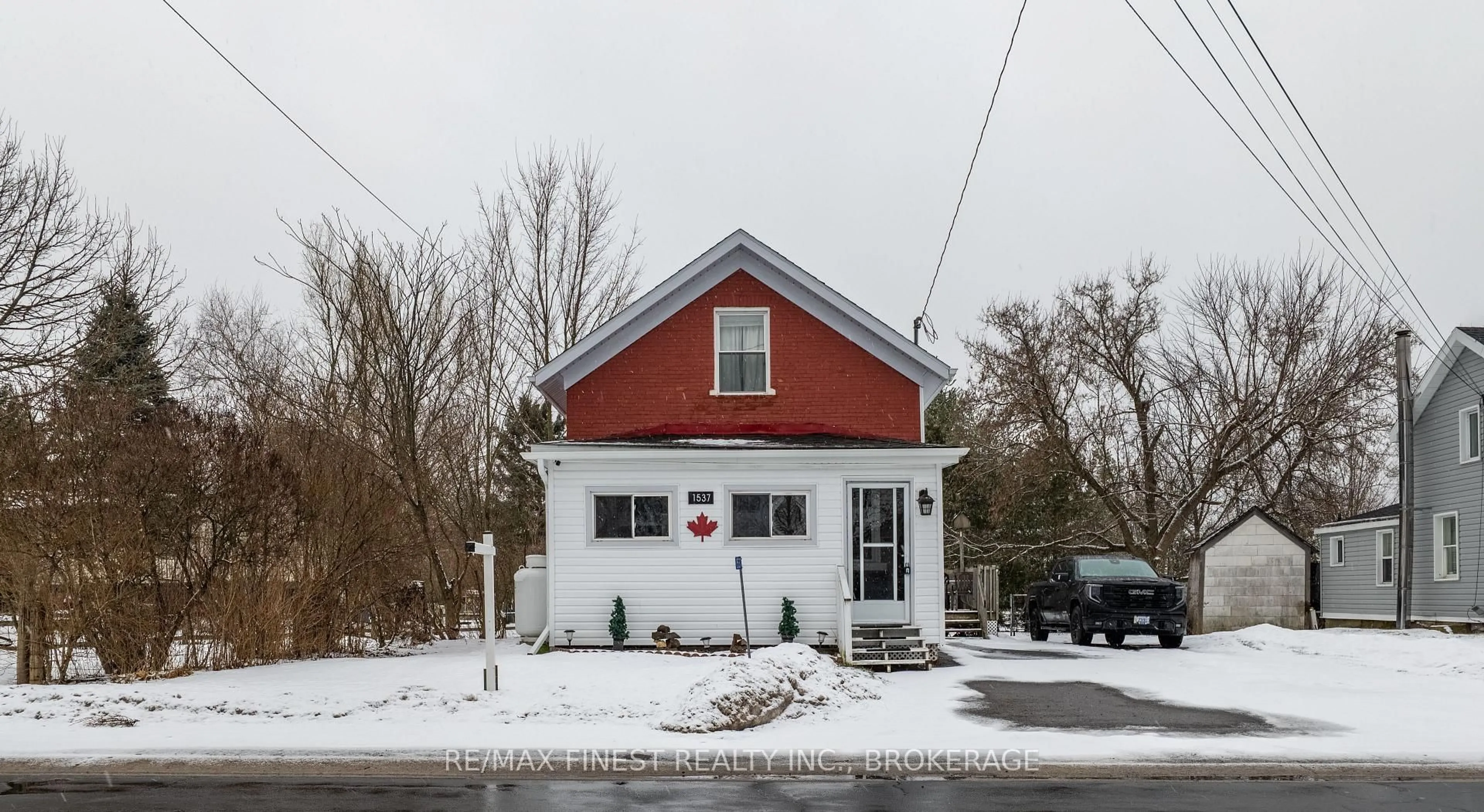 A pic from outside/outdoor area/front of a property/back of a property/a pic from drone, street for 1537 County Road 2, Front of Yonge Ontario K0E 1R0