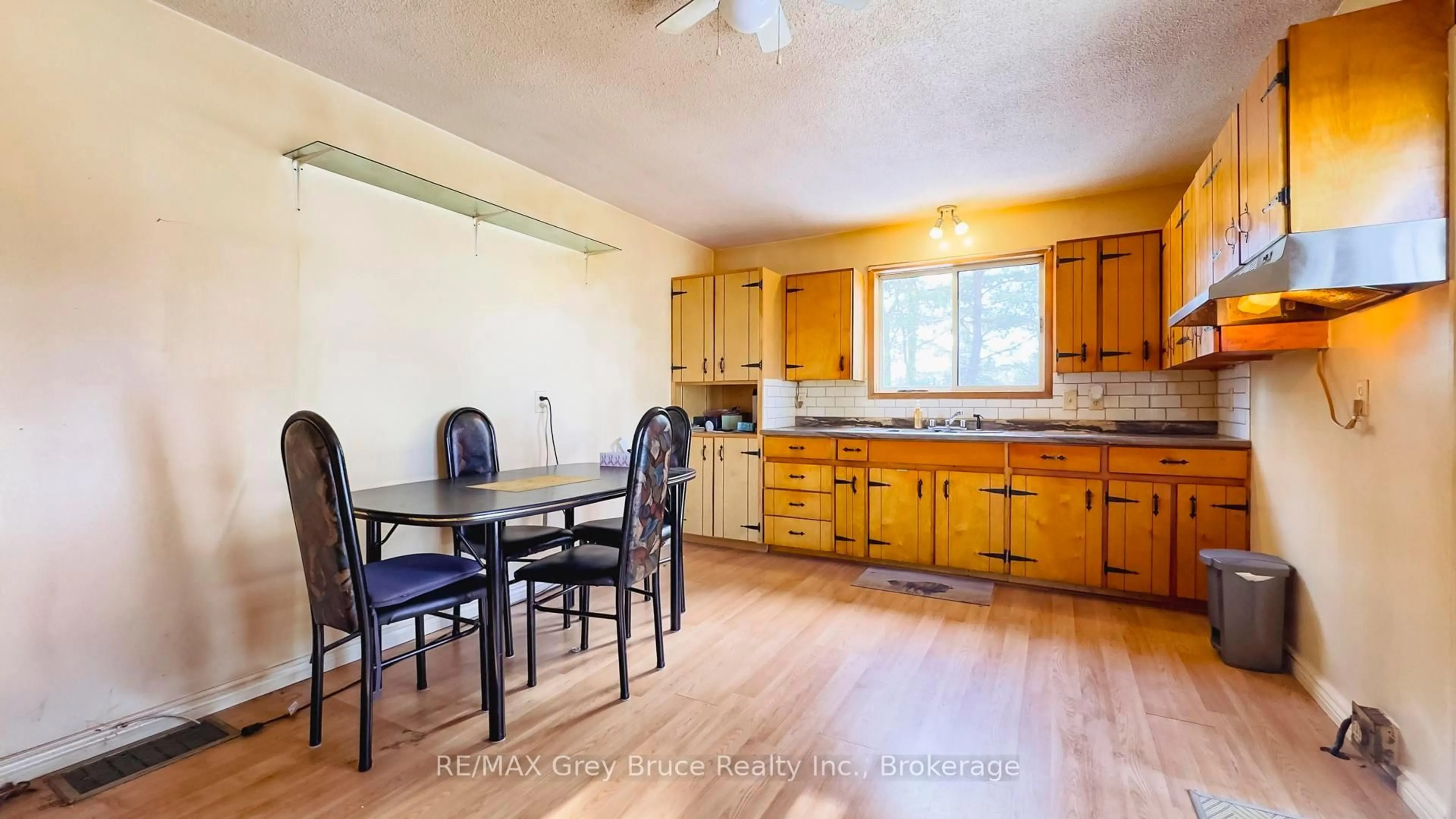 Unknown for 276 West St, Georgian Bluffs Ontario N4K 5N7