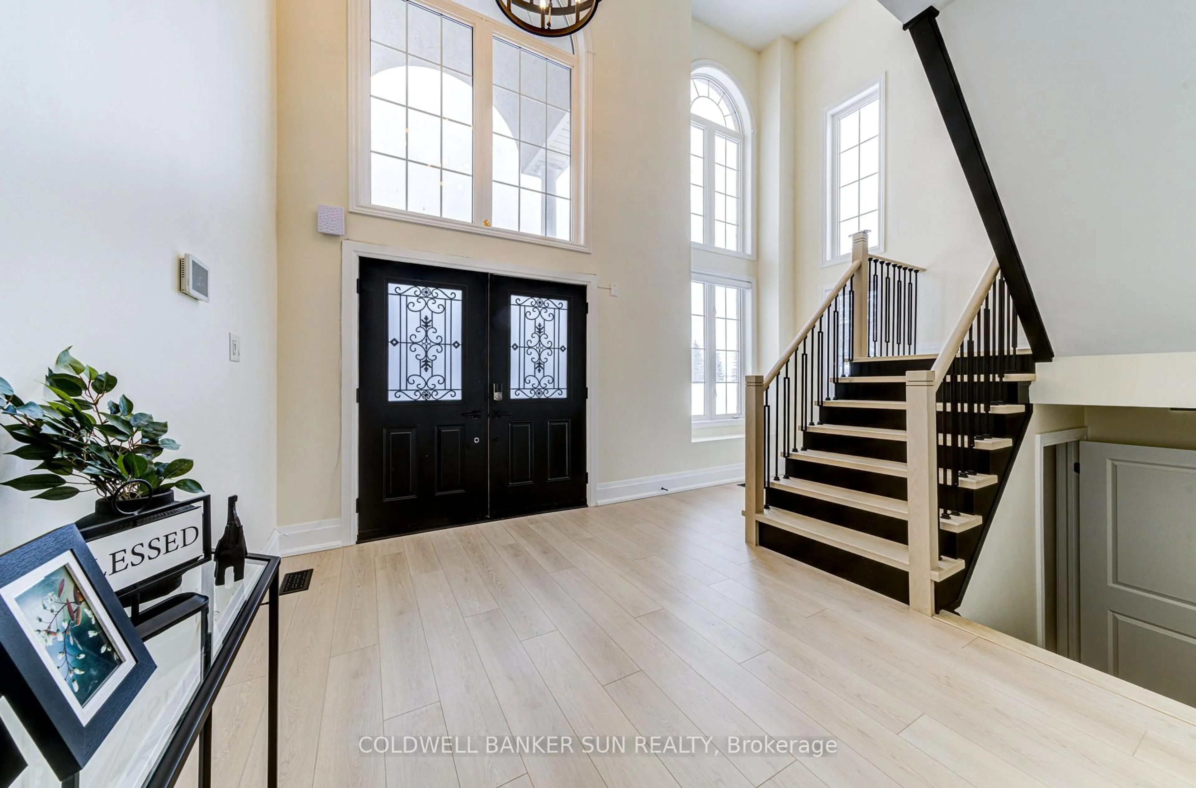 Indoor entryway for 33 Ellis Cres, Kawartha Lakes Ontario K9V 0A5