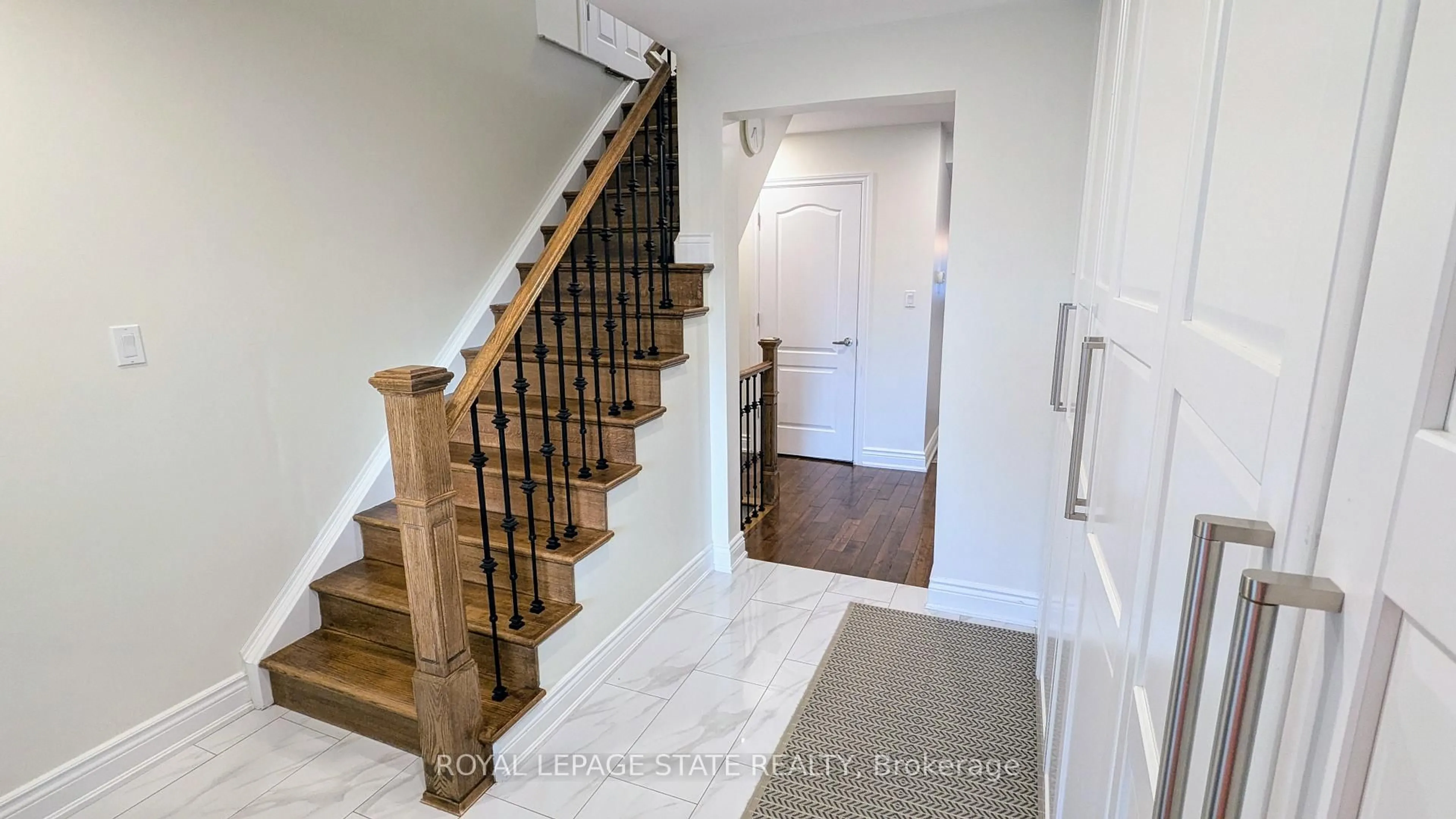 Indoor entryway for 133 Chilton Dr, Hamilton Ontario L8J 1L8