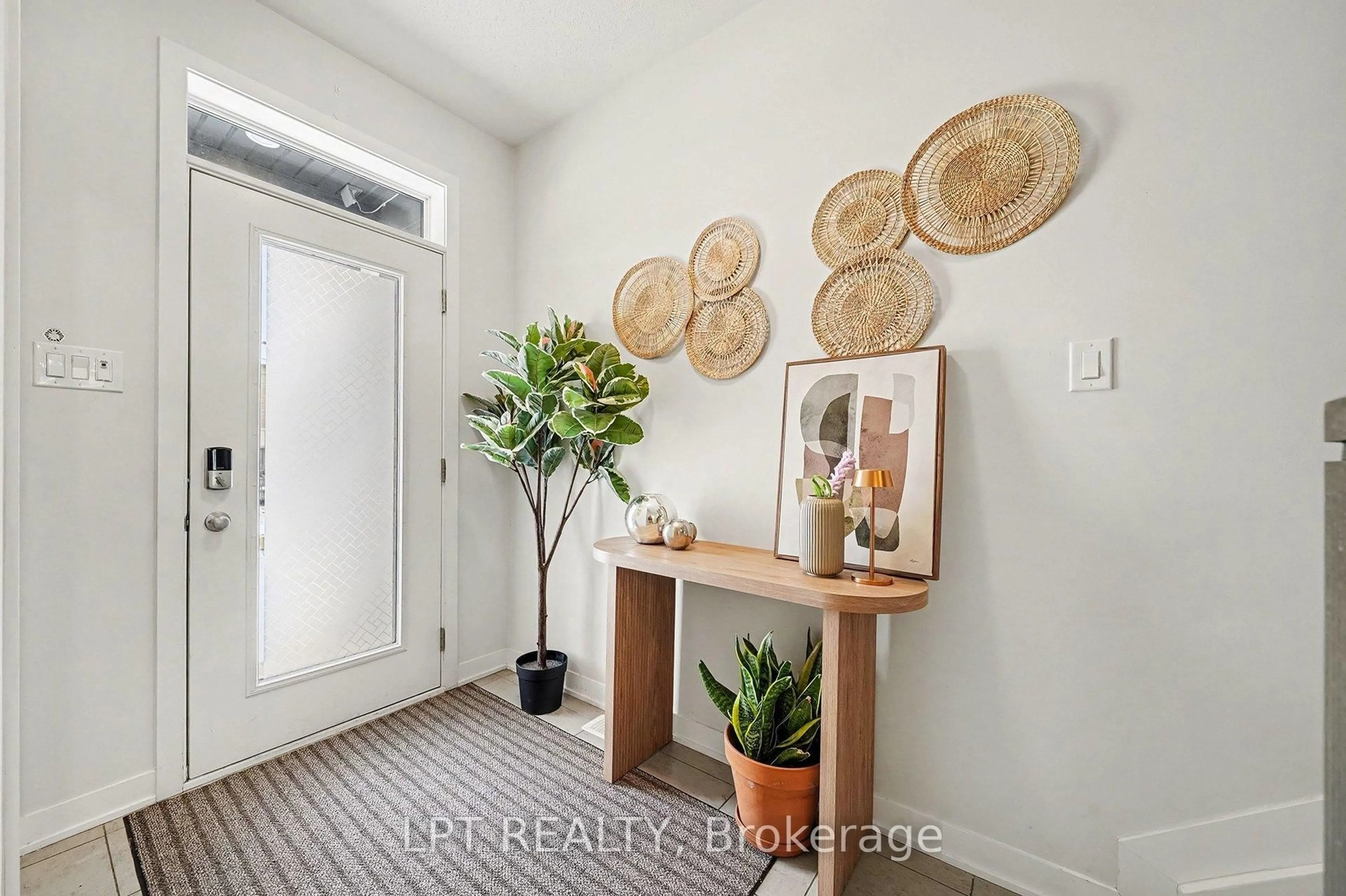 Indoor entryway for 2485 Watercolours Way, Ottawa Ontario K2J 7B1