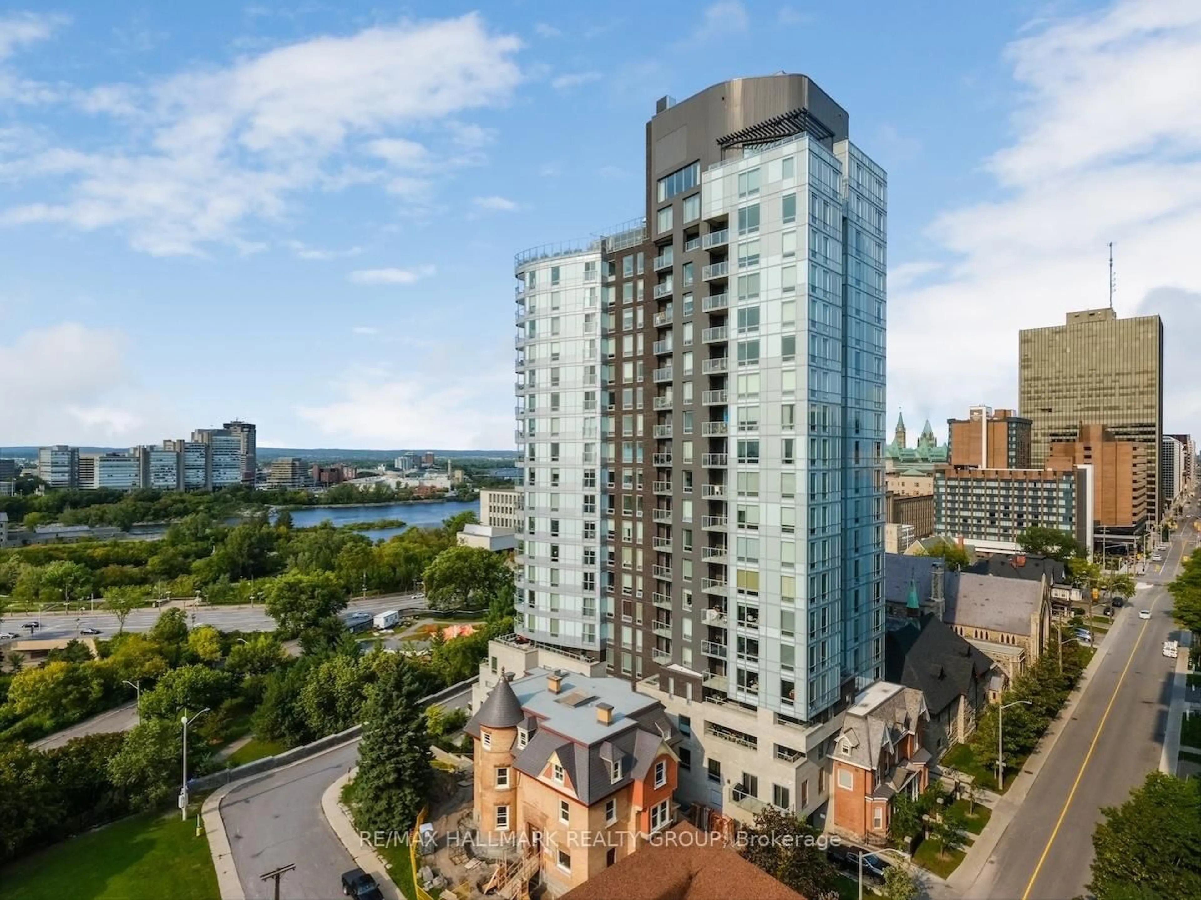 A pic from outside/outdoor area/front of a property/back of a property/a pic from drone, city buildings view from balcony for 428 Sparks St #907, Ottawa Ontario K1R 0B3