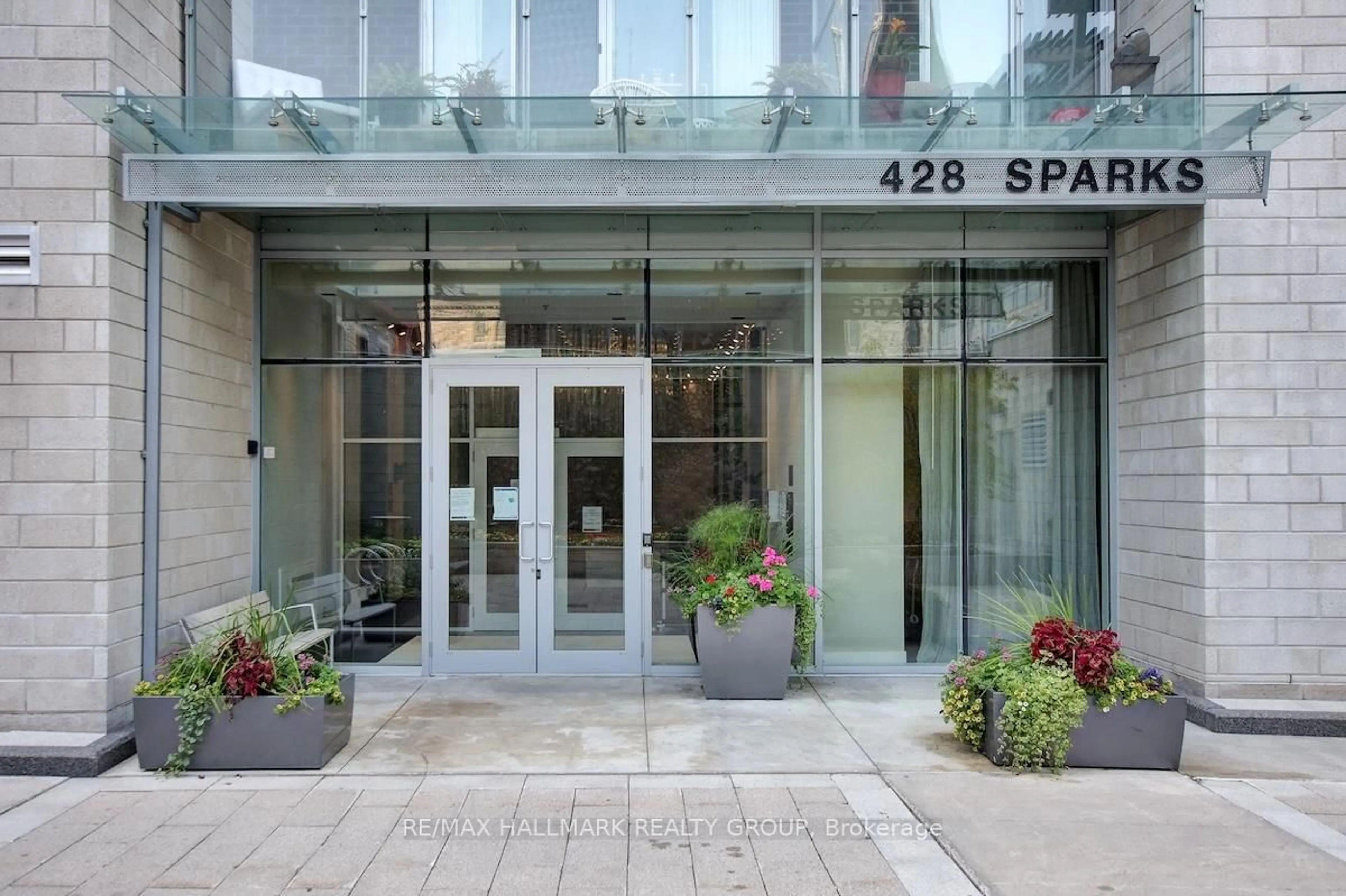 Indoor foyer for 428 Sparks St #907, Ottawa Ontario K1R 0B3