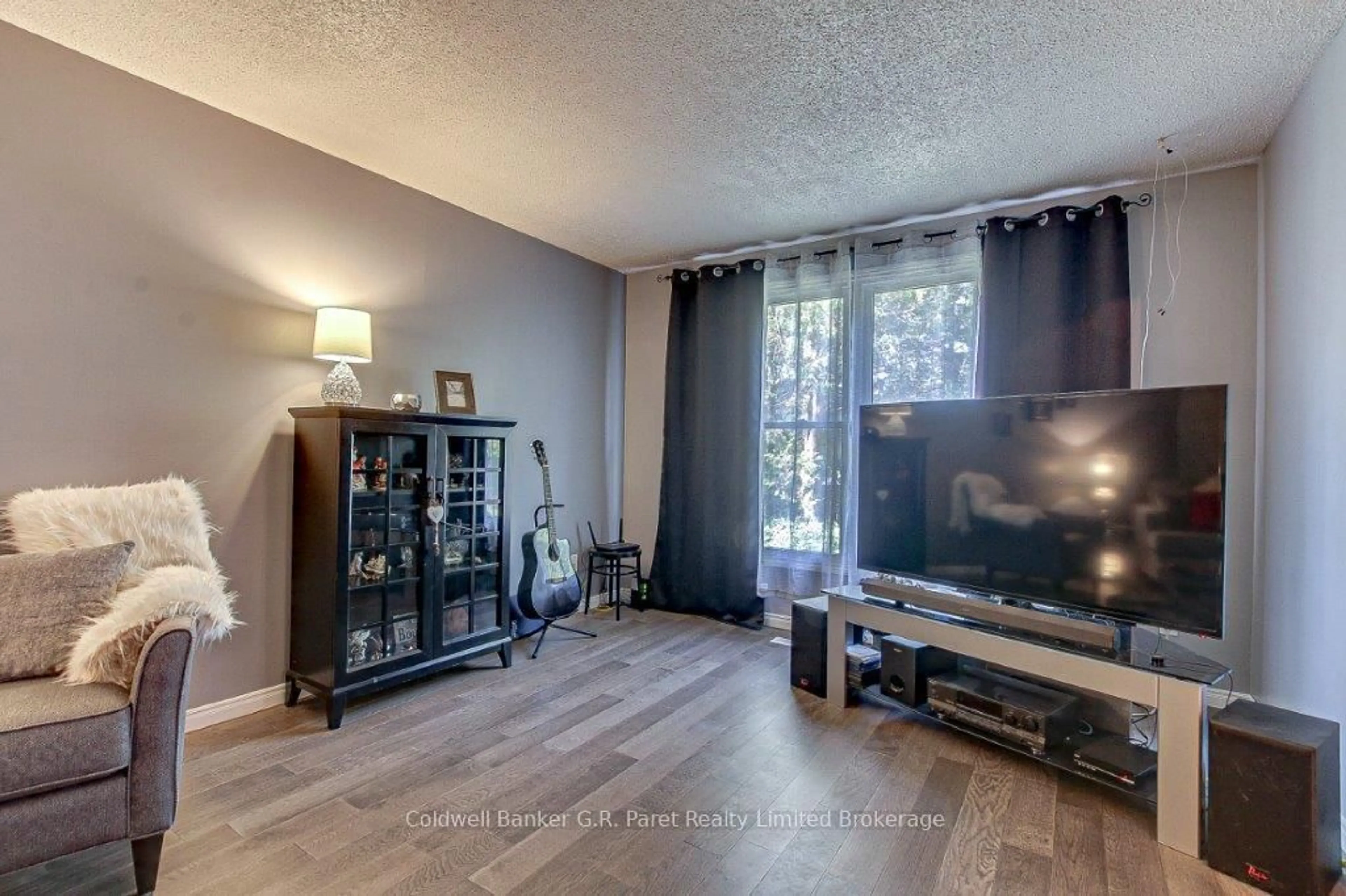 Living room with furniture, wood/laminate floor for 1 Lamer's Crt #15, Tillsonburg Ontario N4G 4T6
