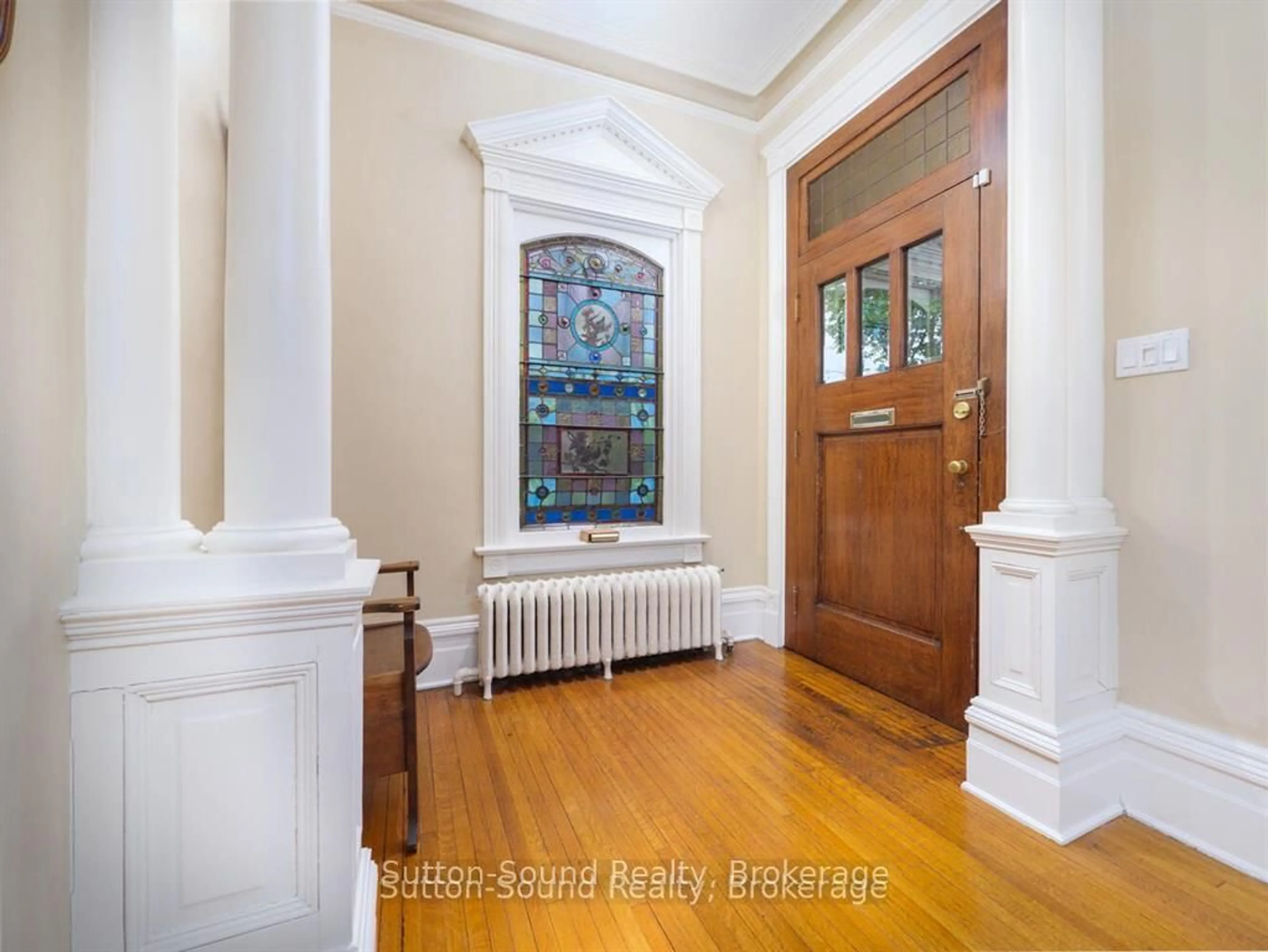 Indoor foyer for 932 3RD Ave, Owen Sound Ontario N4K 4P6