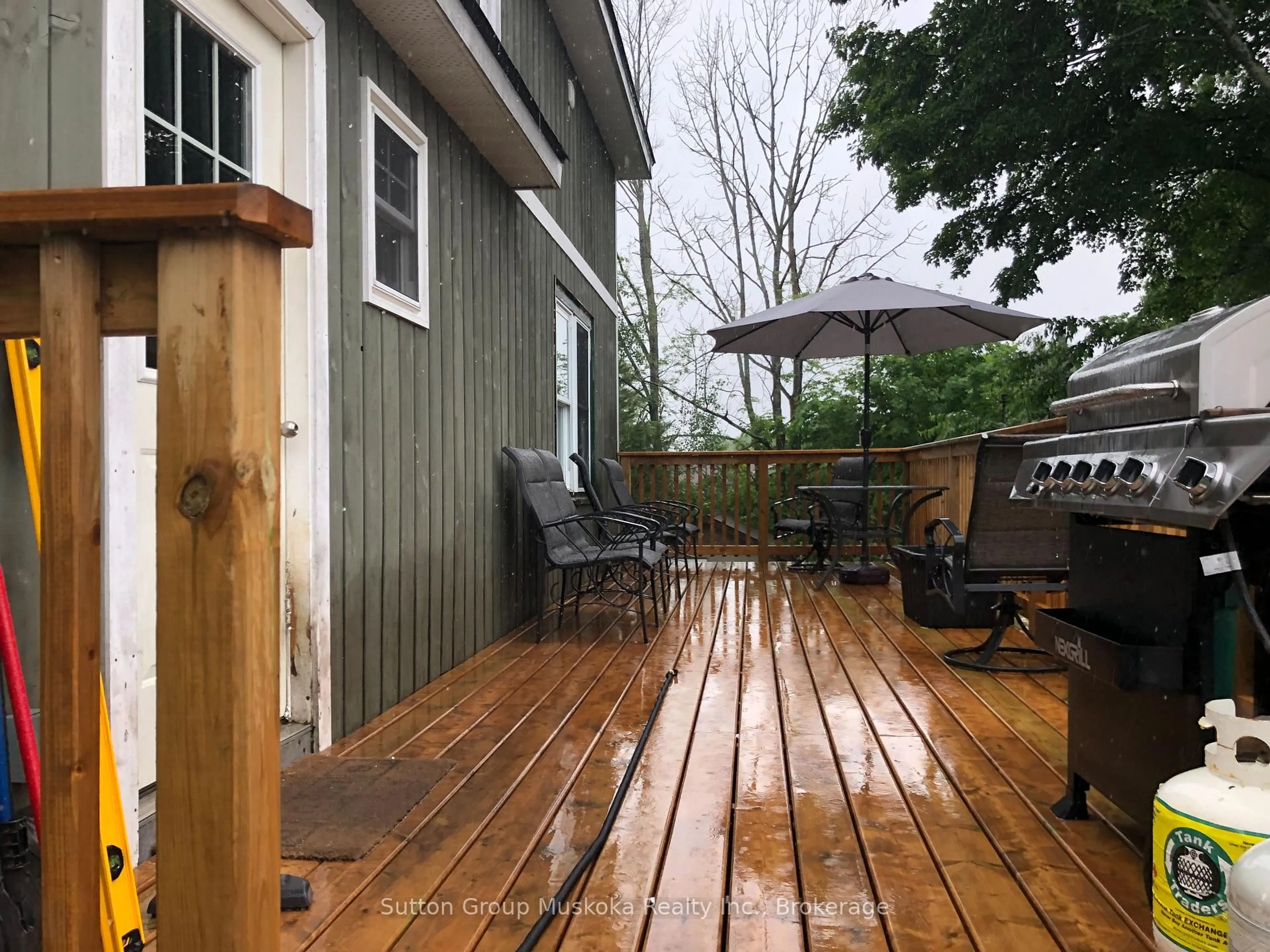 Patio, street for 27 Henry St, Huntsville Ontario P1H 1V5