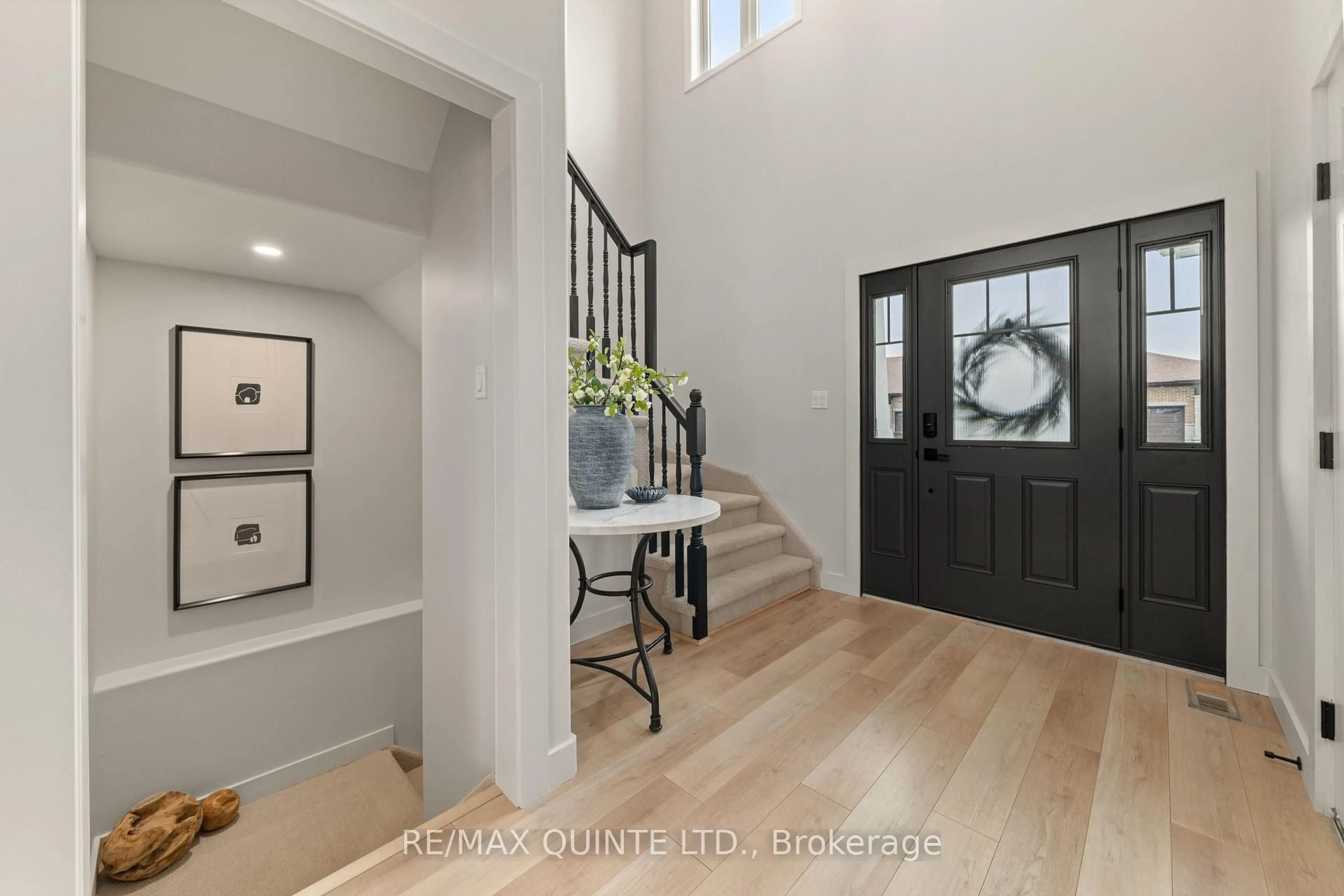 Indoor entryway for 14 Cypress Dr, Belleville Ontario K8N 0J6