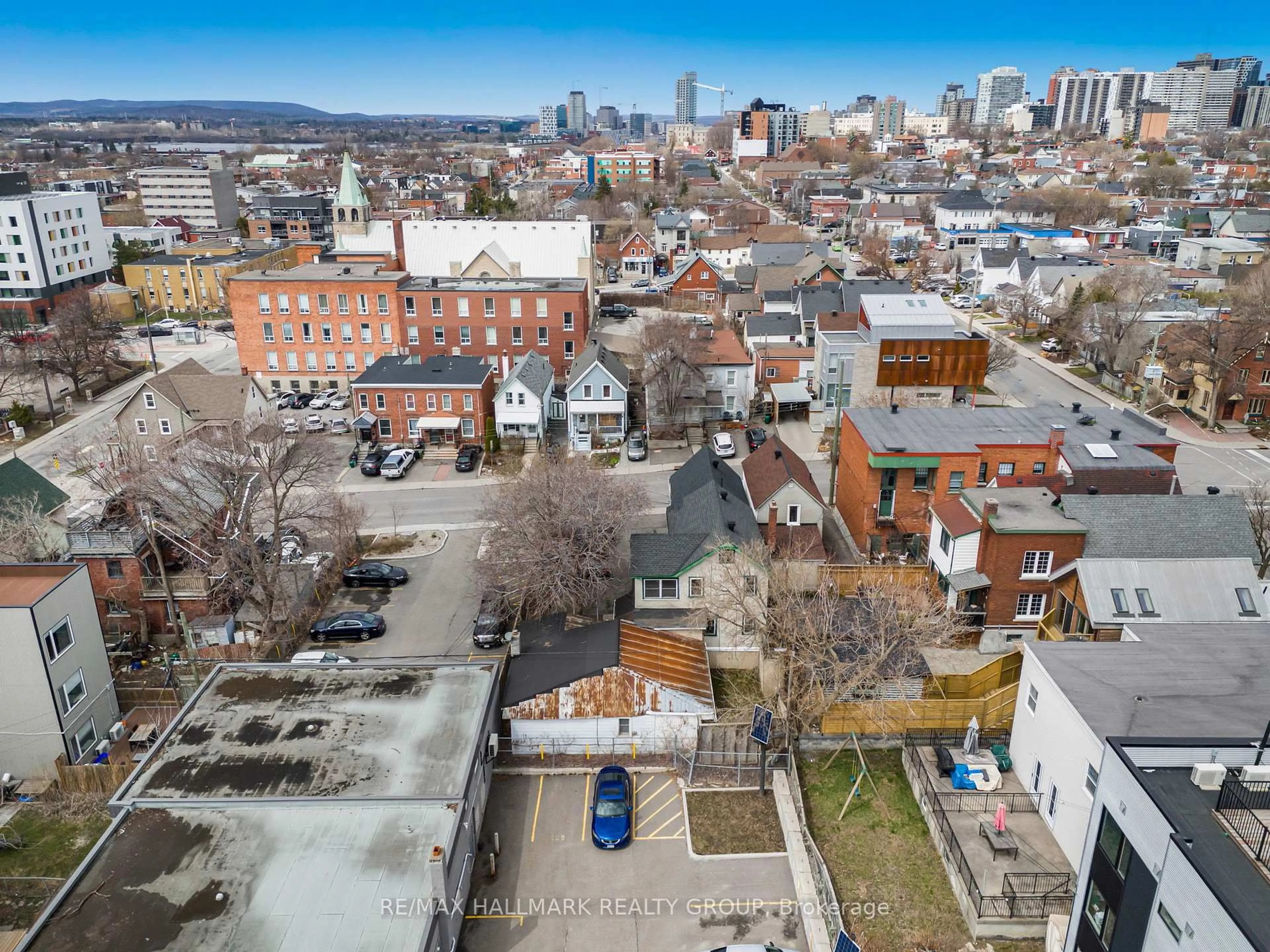 A pic from outside/outdoor area/front of a property/back of a property/a pic from drone, city buildings view from balcony for 48 LOUISA St, Ottawa Ontario K1R 6Y8