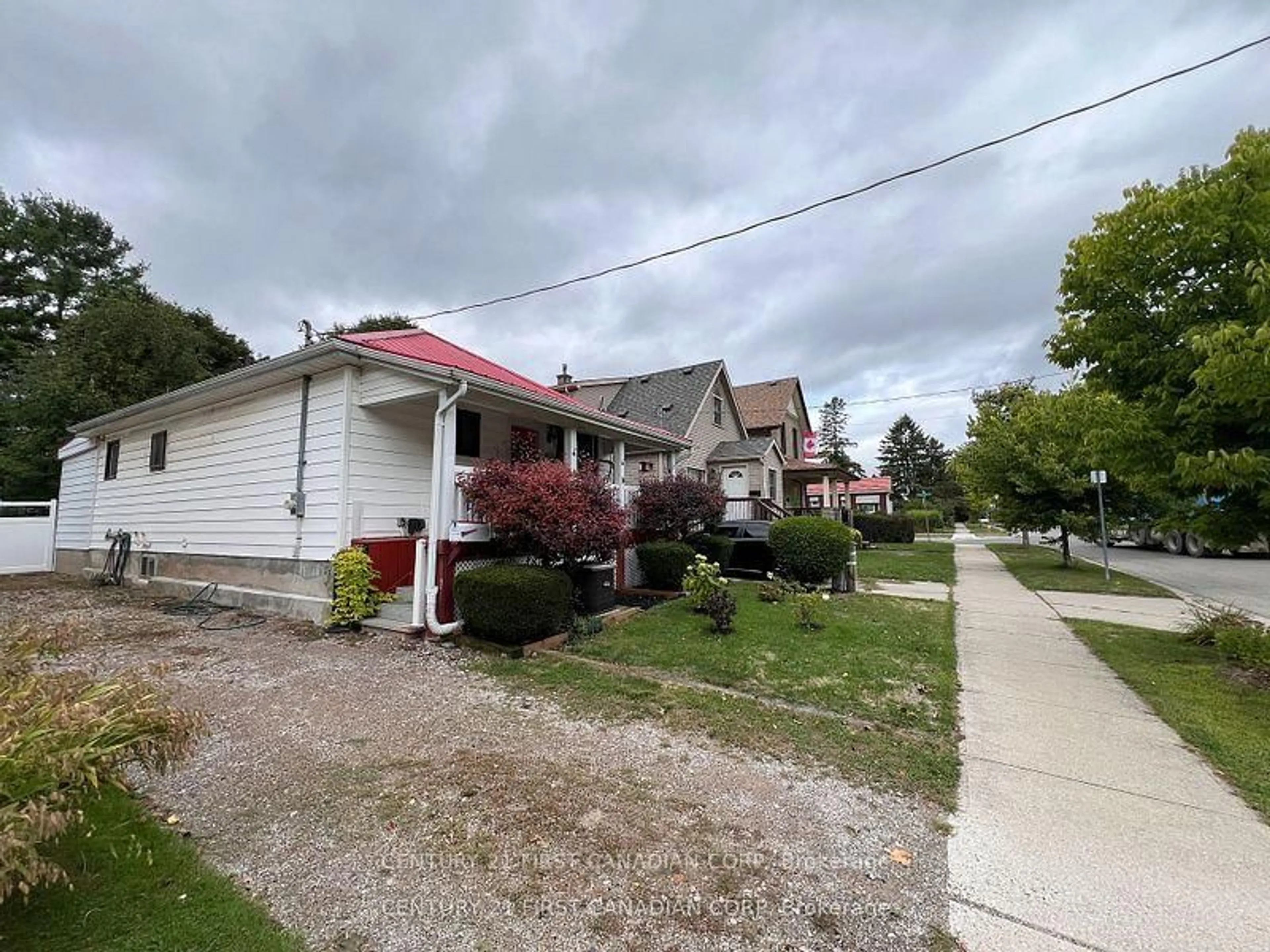 A pic from outside/outdoor area/front of a property/back of a property/a pic from drone, street for 55 Linwood St, London East Ontario N5Y 1W1