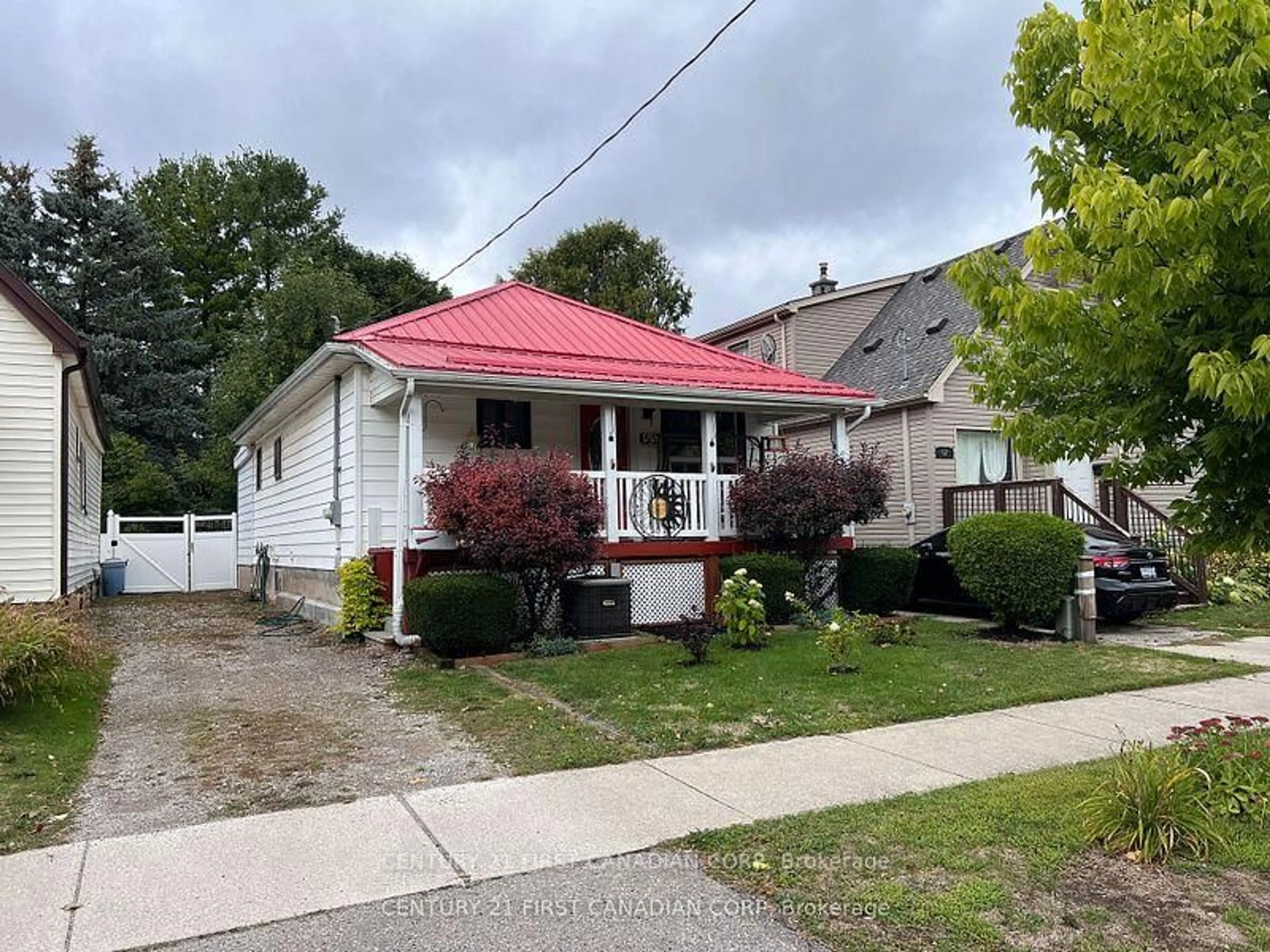 A pic from outside/outdoor area/front of a property/back of a property/a pic from drone, street for 55 Linwood St, London East Ontario N5Y 1W1