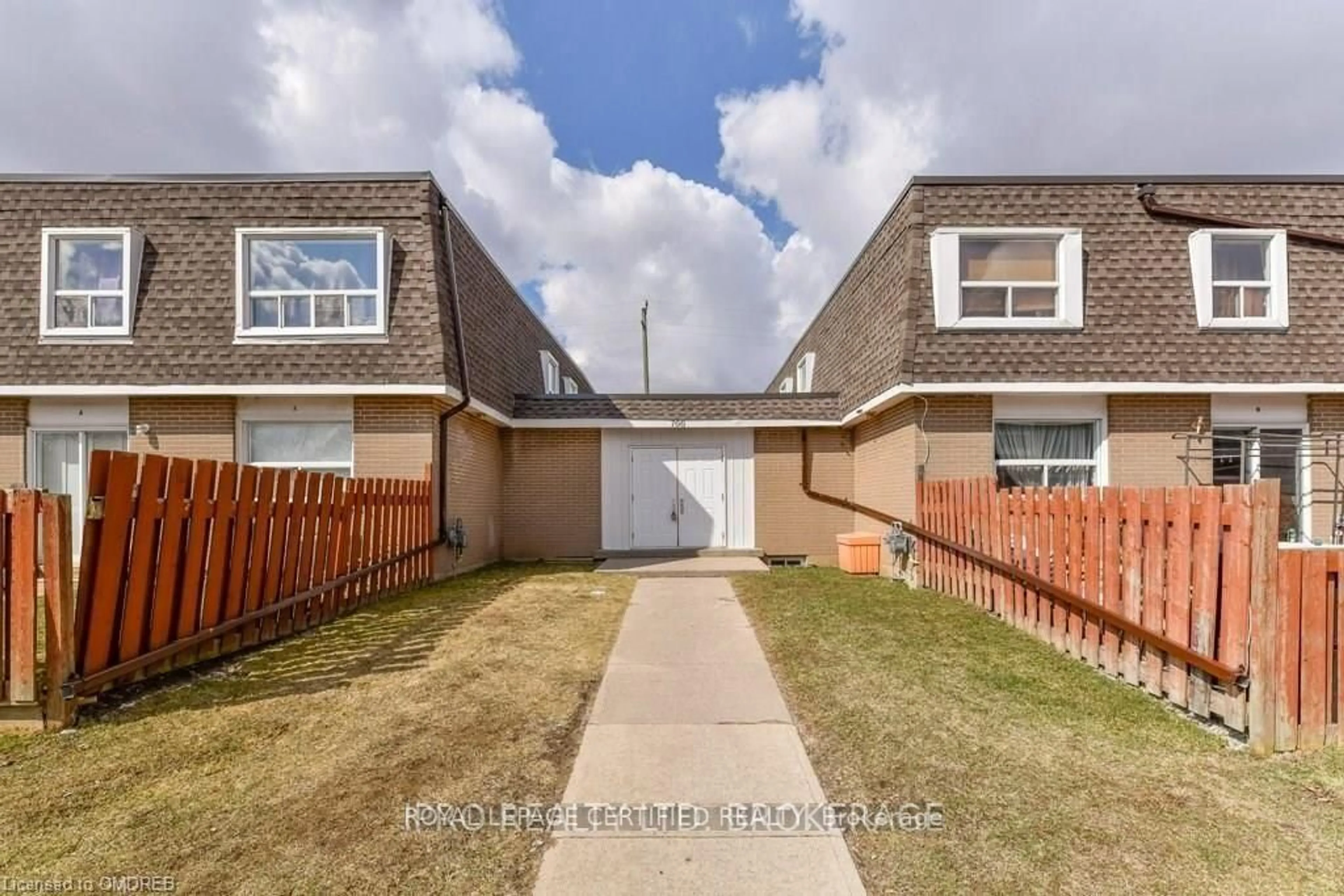 A pic from outside/outdoor area/front of a property/back of a property/a pic from drone, street for 766 Walter St, Cambridge Ontario N3H 4P3