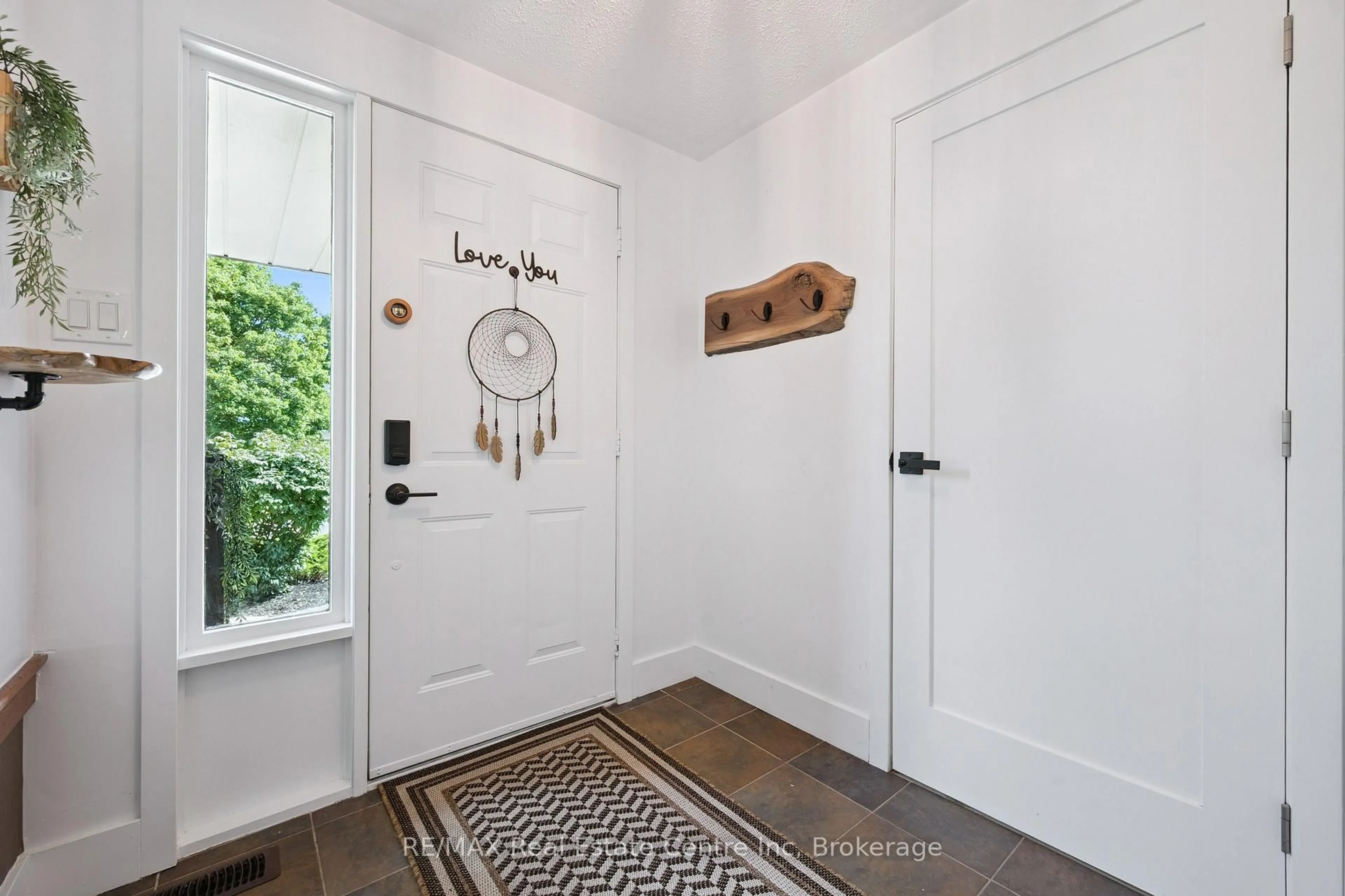 Indoor entryway for 53 Rochelle Dr, Guelph Ontario N1K 1L1