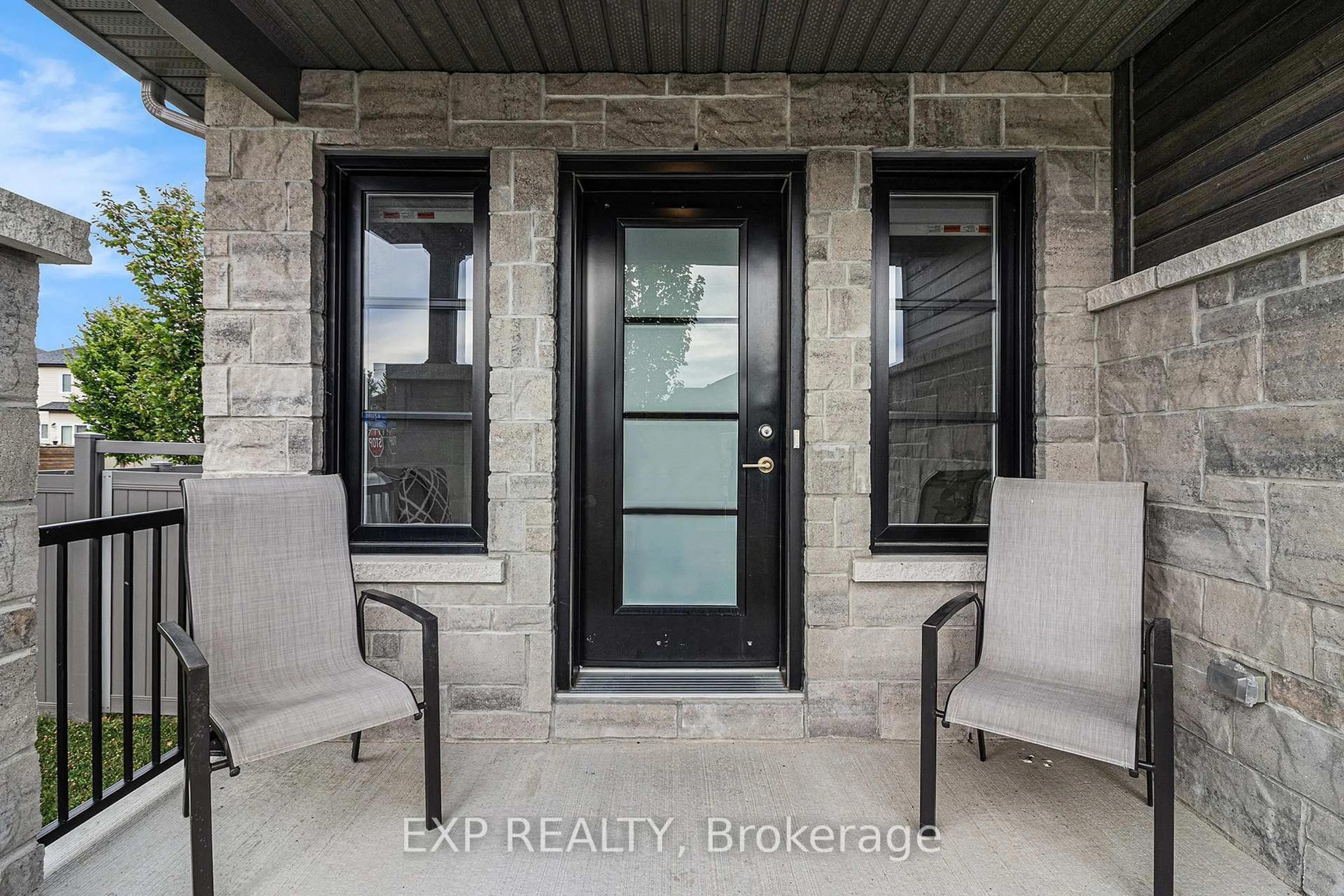 Indoor entryway for 701 Azure St, Russell Ontario K4R 0E5