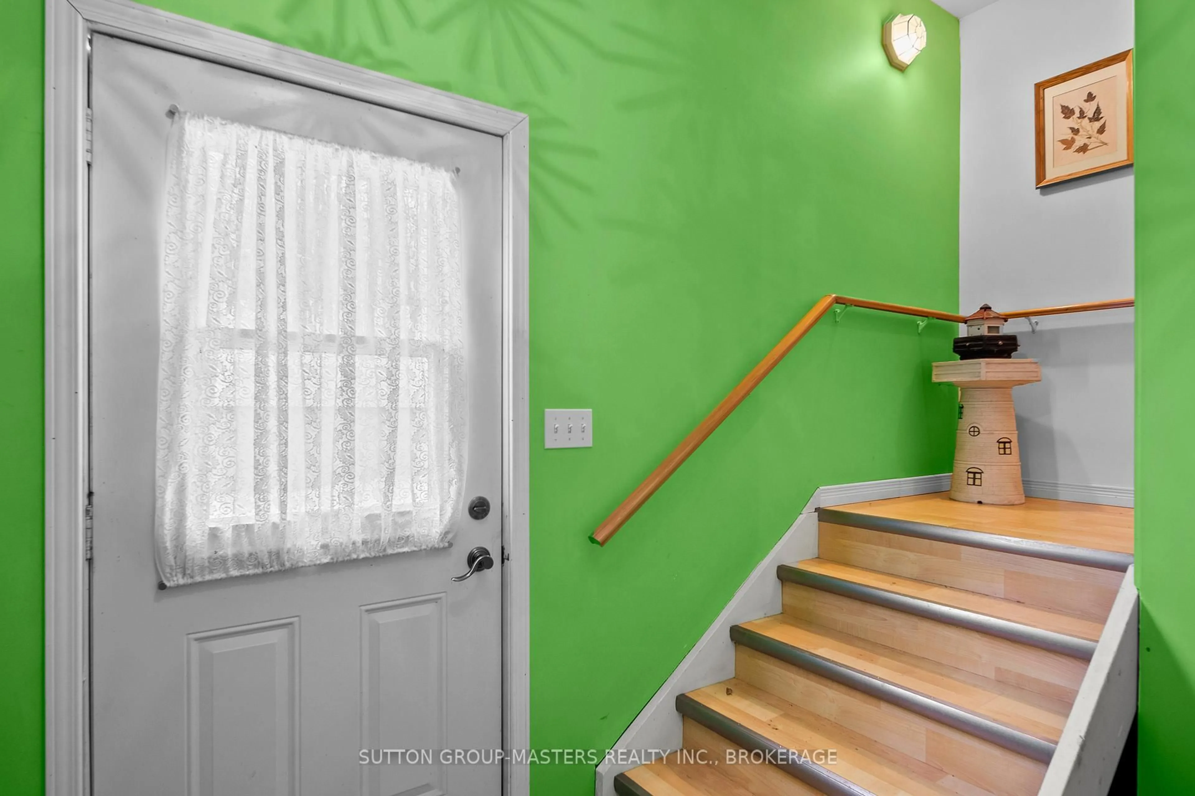 Indoor entryway for 2292 Sands Rd, Battersea Ontario K0H 1H0