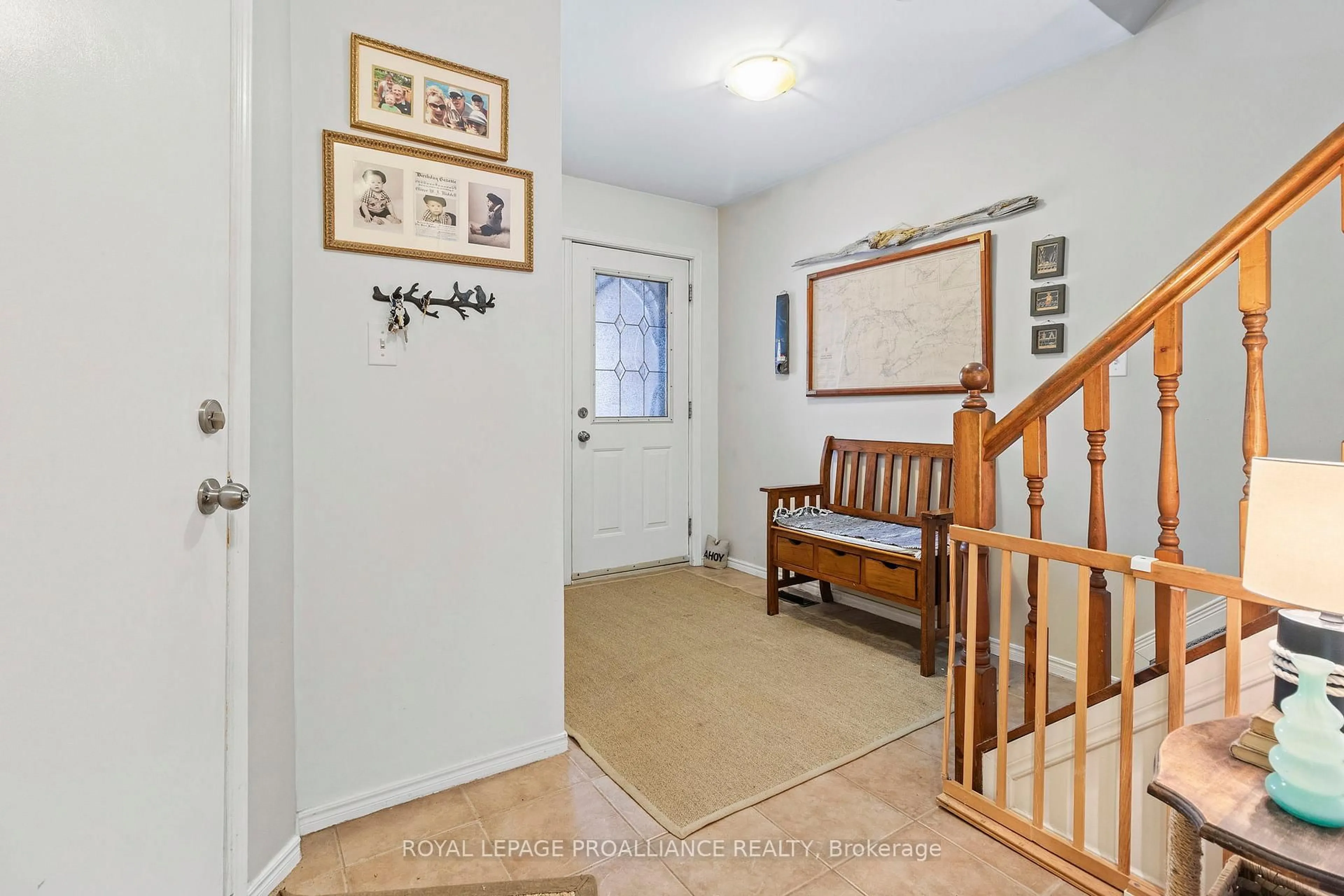 Indoor entryway for 1165 Cuthbertson Ave, Brockville Ontario K6V 7B1