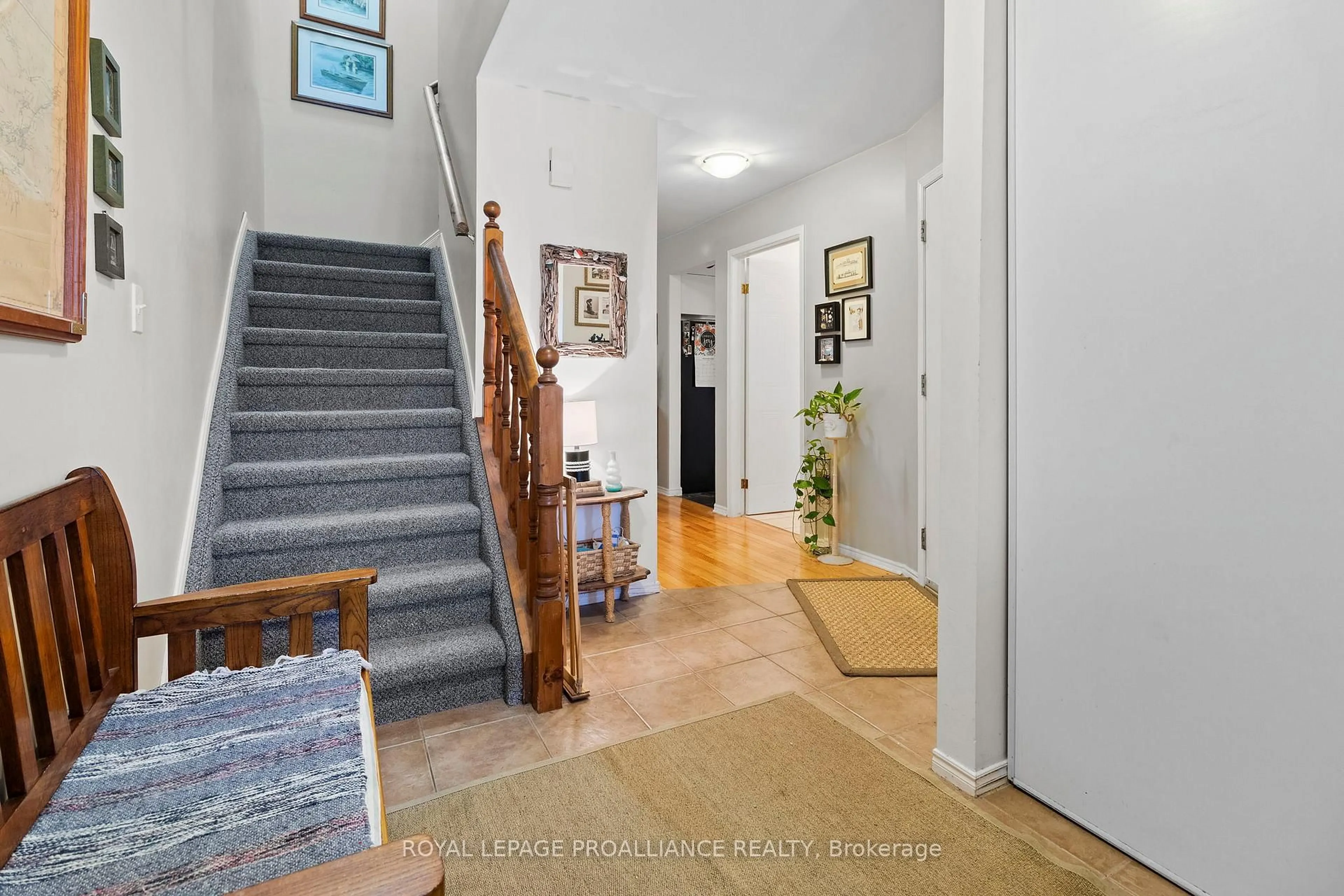 Indoor entryway for 1165 Cuthbertson Ave, Brockville Ontario K6V 7B1