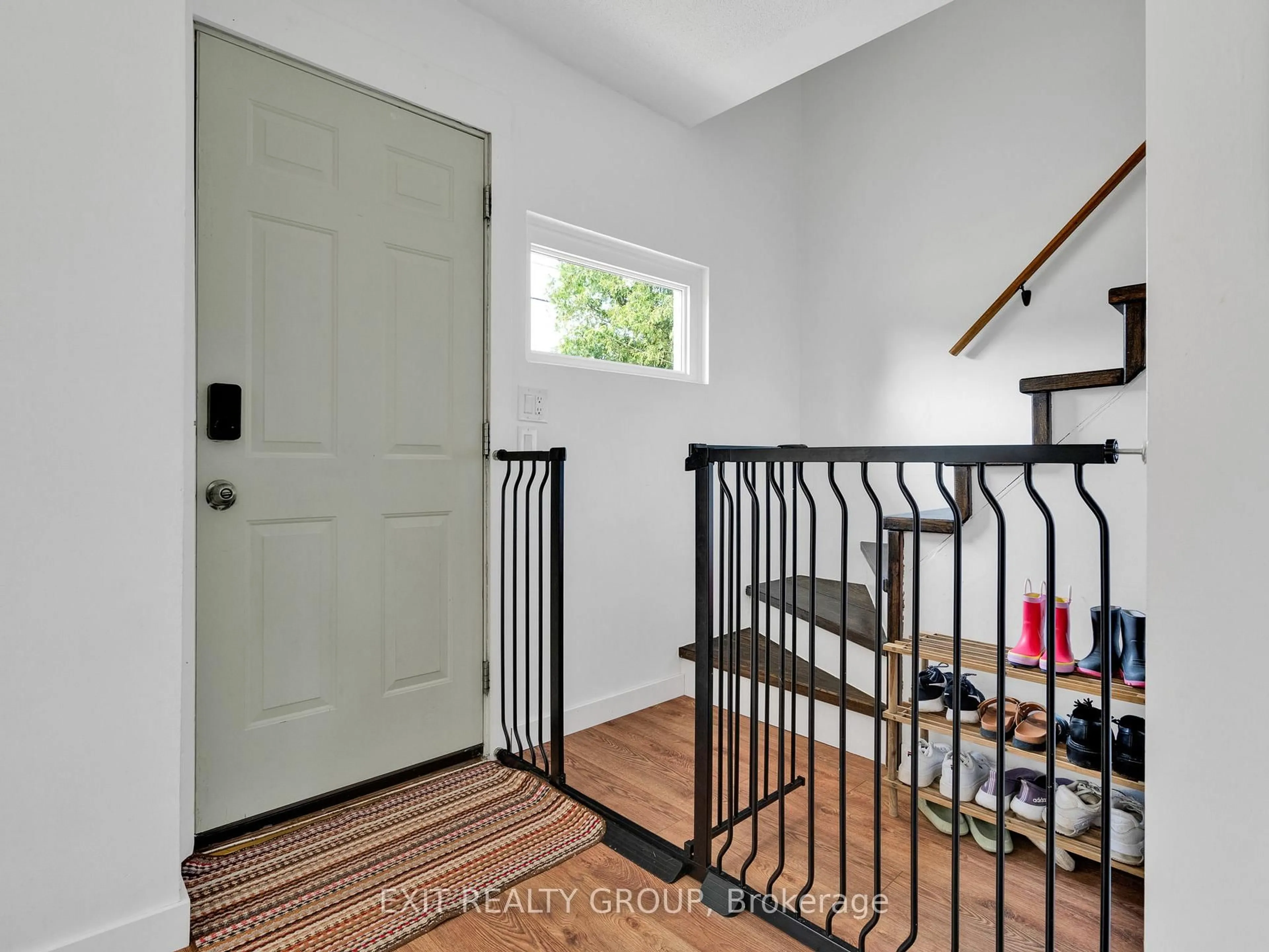 Indoor entryway for 109 Prince Edward St, Brighton Ontario K0K 1H0