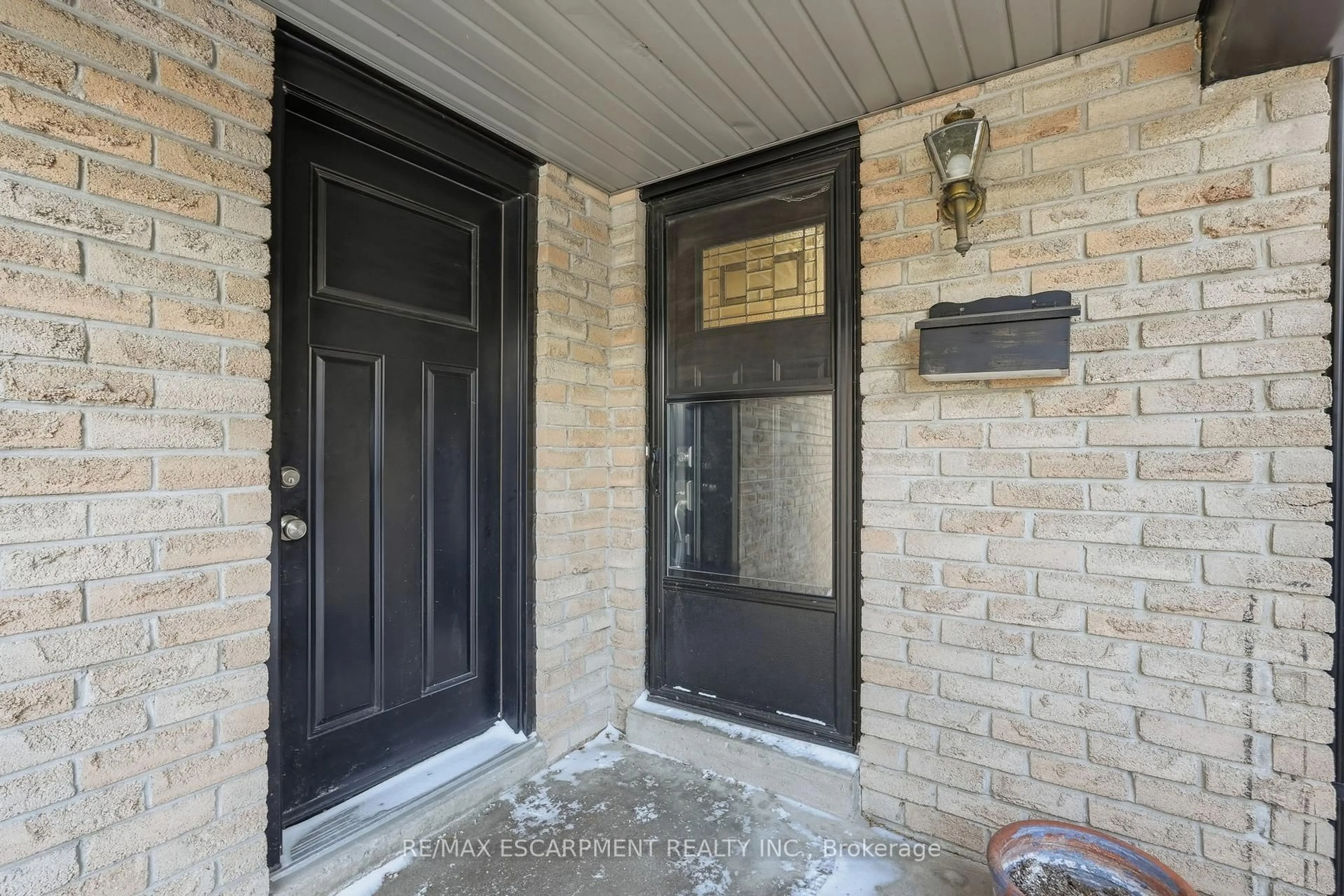 Indoor entryway for 55 Ventura Dr, Hamilton Ontario L8J 1W5