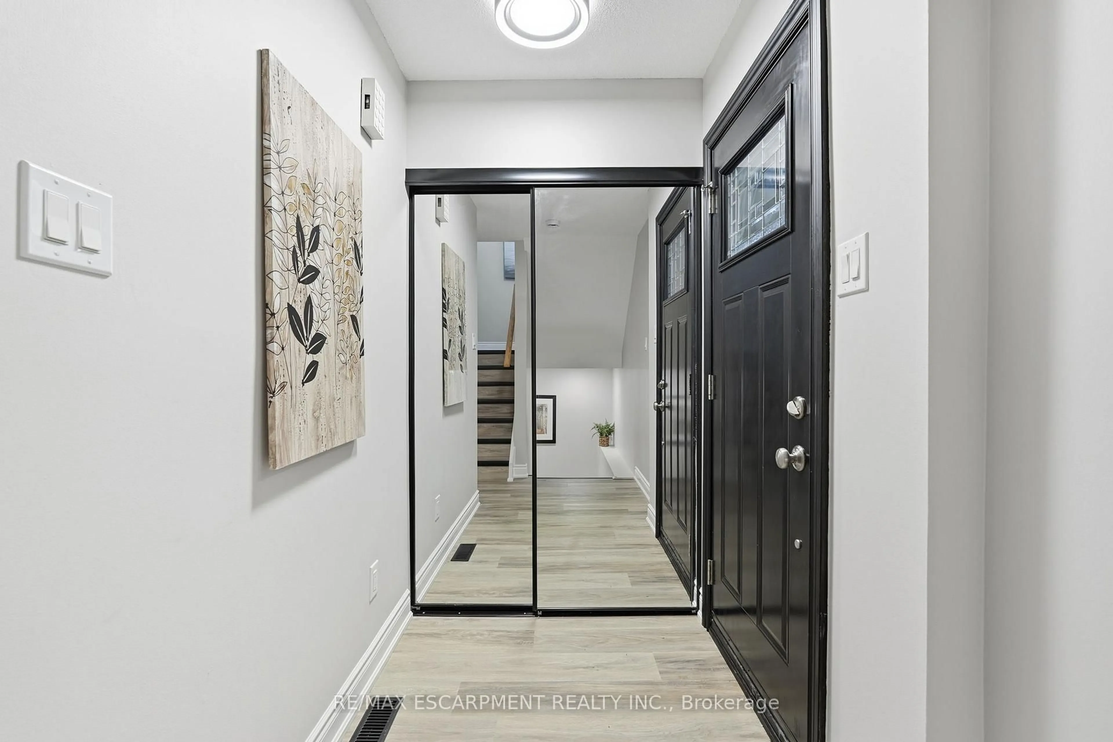 Indoor entryway for 55 Ventura Dr, Hamilton Ontario L8J 1W5