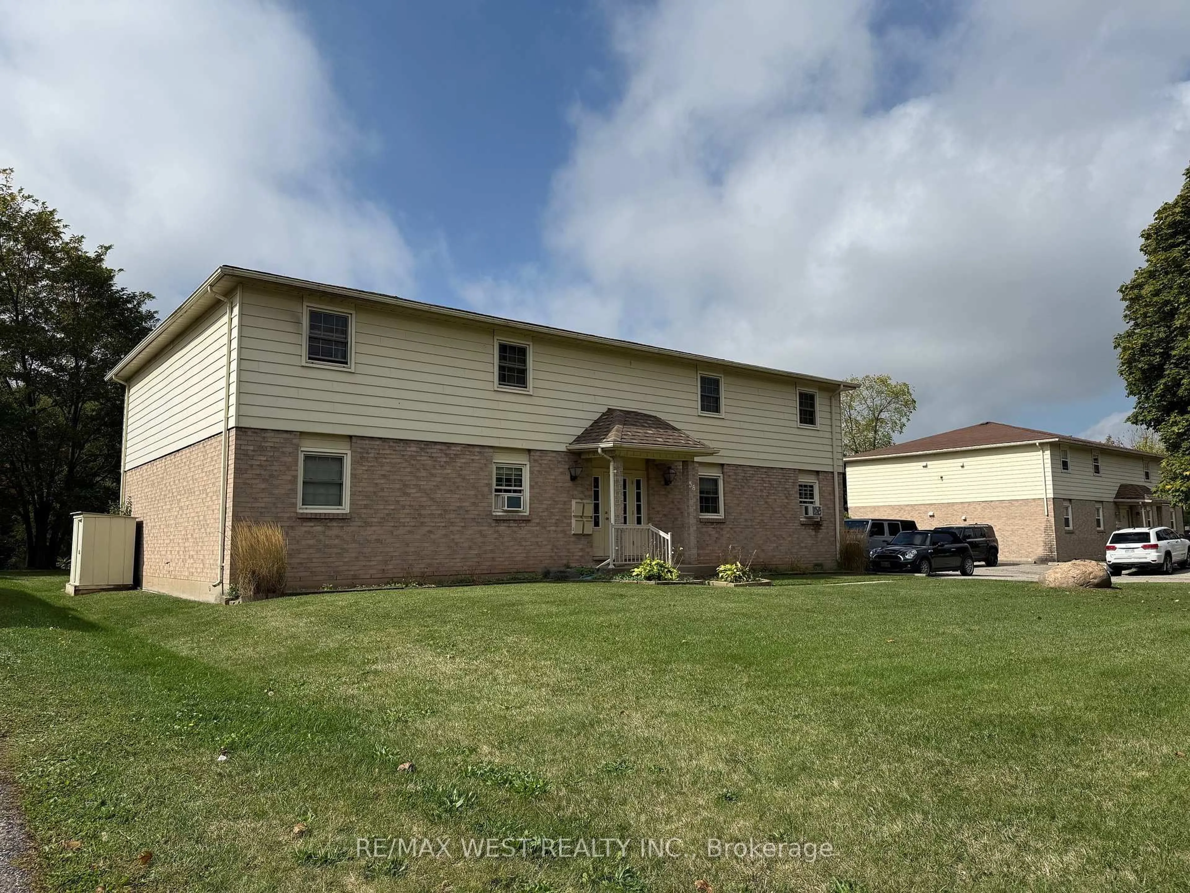 A pic from outside/outdoor area/front of a property/back of a property/a pic from drone, building for 58 Willow St, Brant Ontario N3L 2K6