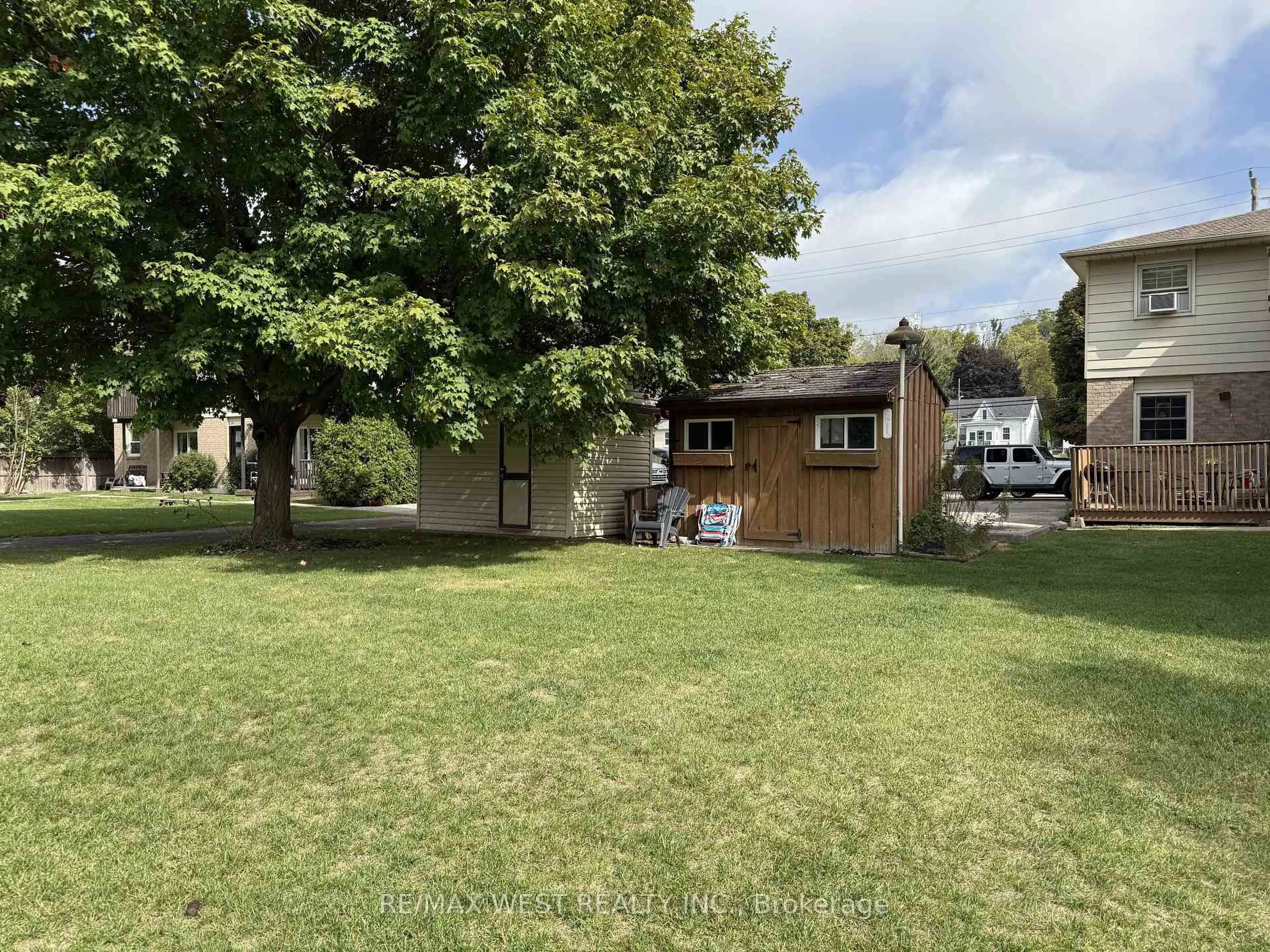 A pic from outside/outdoor area/front of a property/back of a property/a pic from drone, street for 58 Willow St, Brant Ontario N3L 2K6