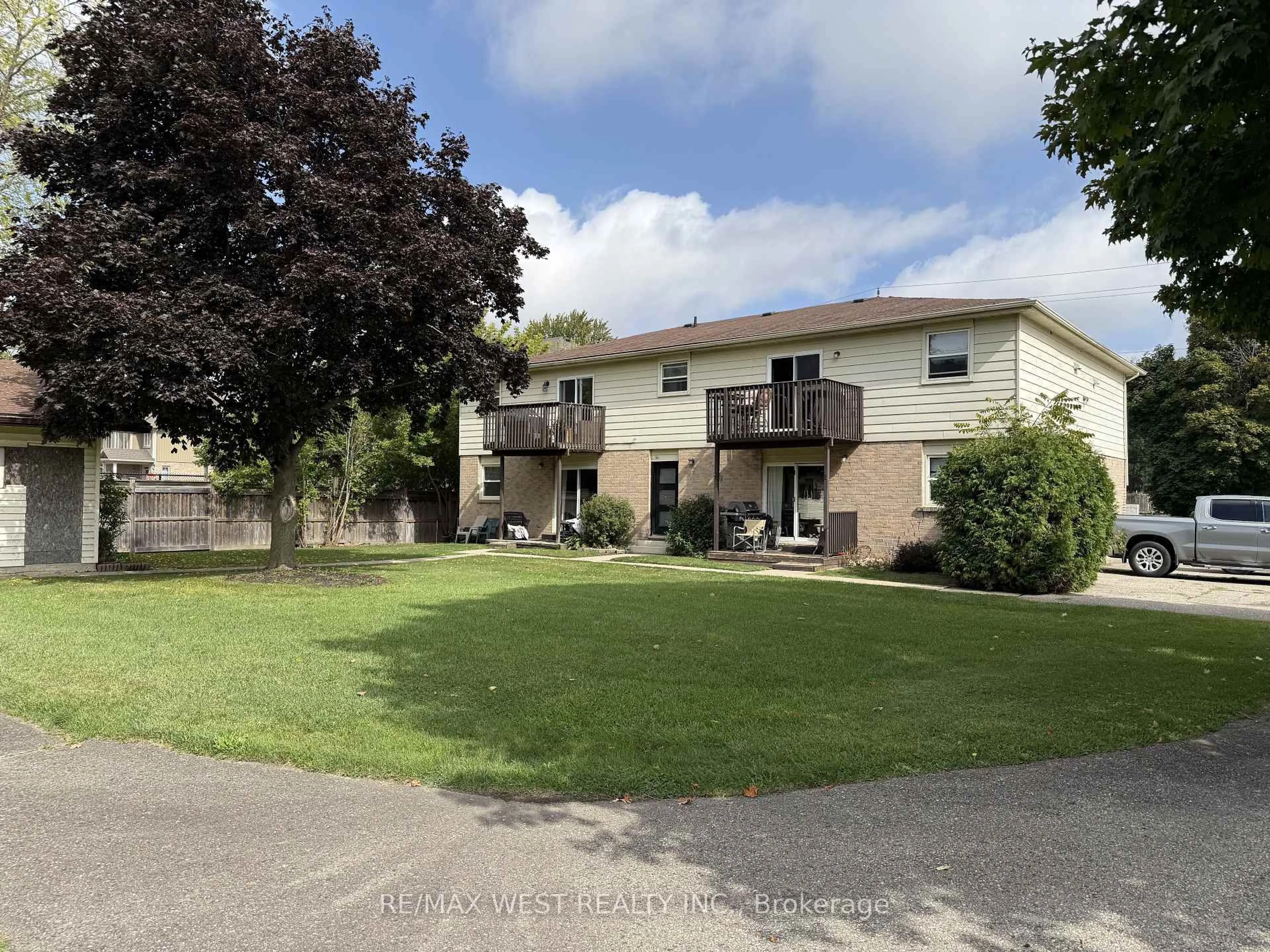 A pic from outside/outdoor area/front of a property/back of a property/a pic from drone, unknown for 60 Willow St, Brant Ontario N3L 2K6