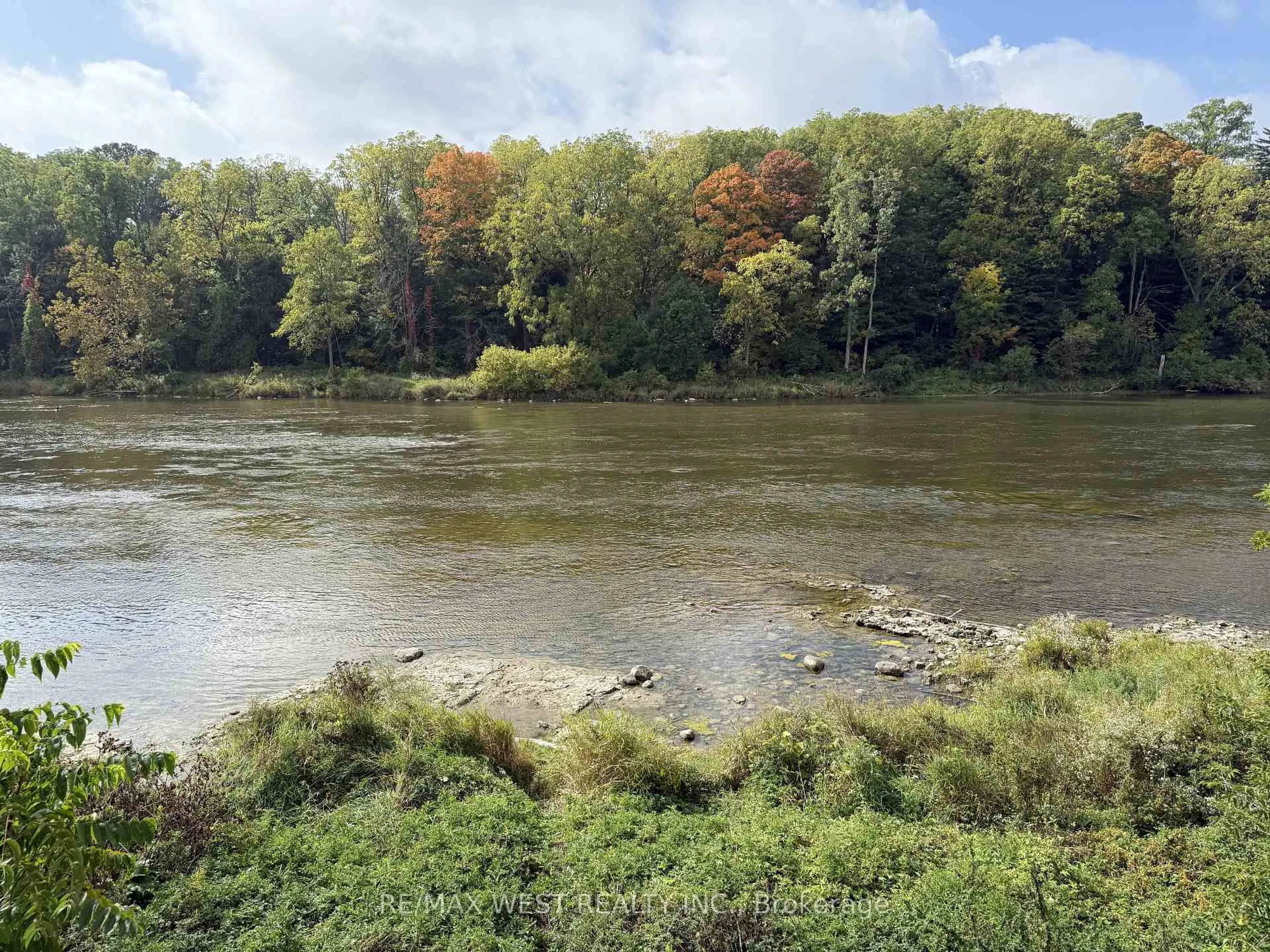 Blurry image for 60 Willow St, Brant Ontario N3L 2K6