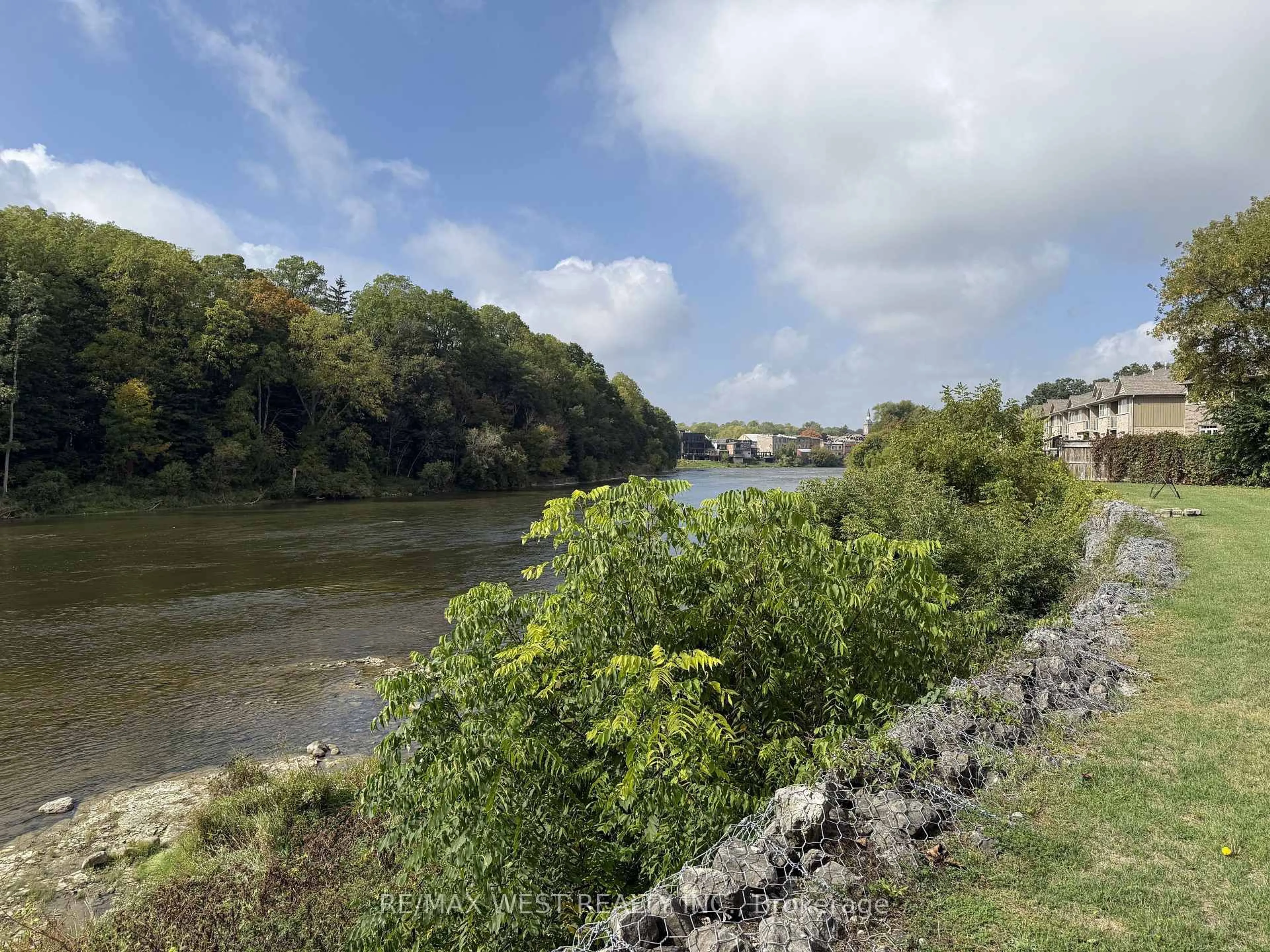 Blurry image for 60 Willow St, Brant Ontario N3L 2K6