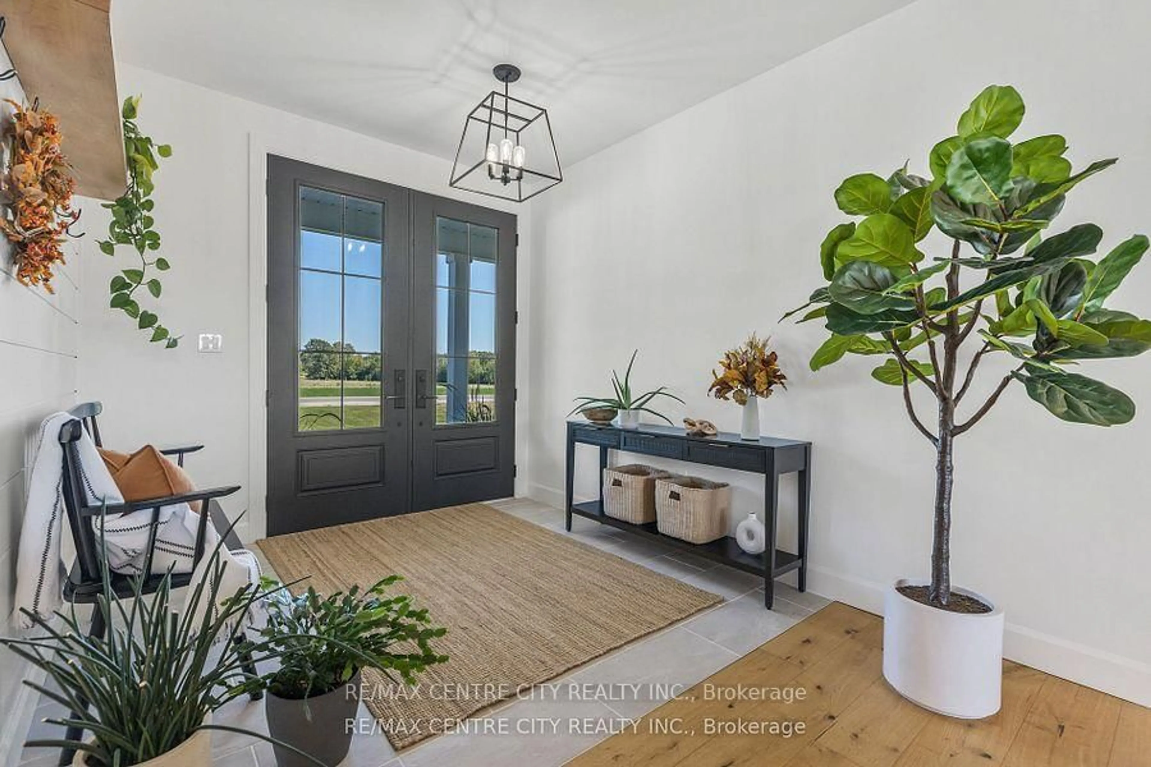 Indoor entryway for 7923 Fairview Rd, Central Elgin Ontario N5P 3S8