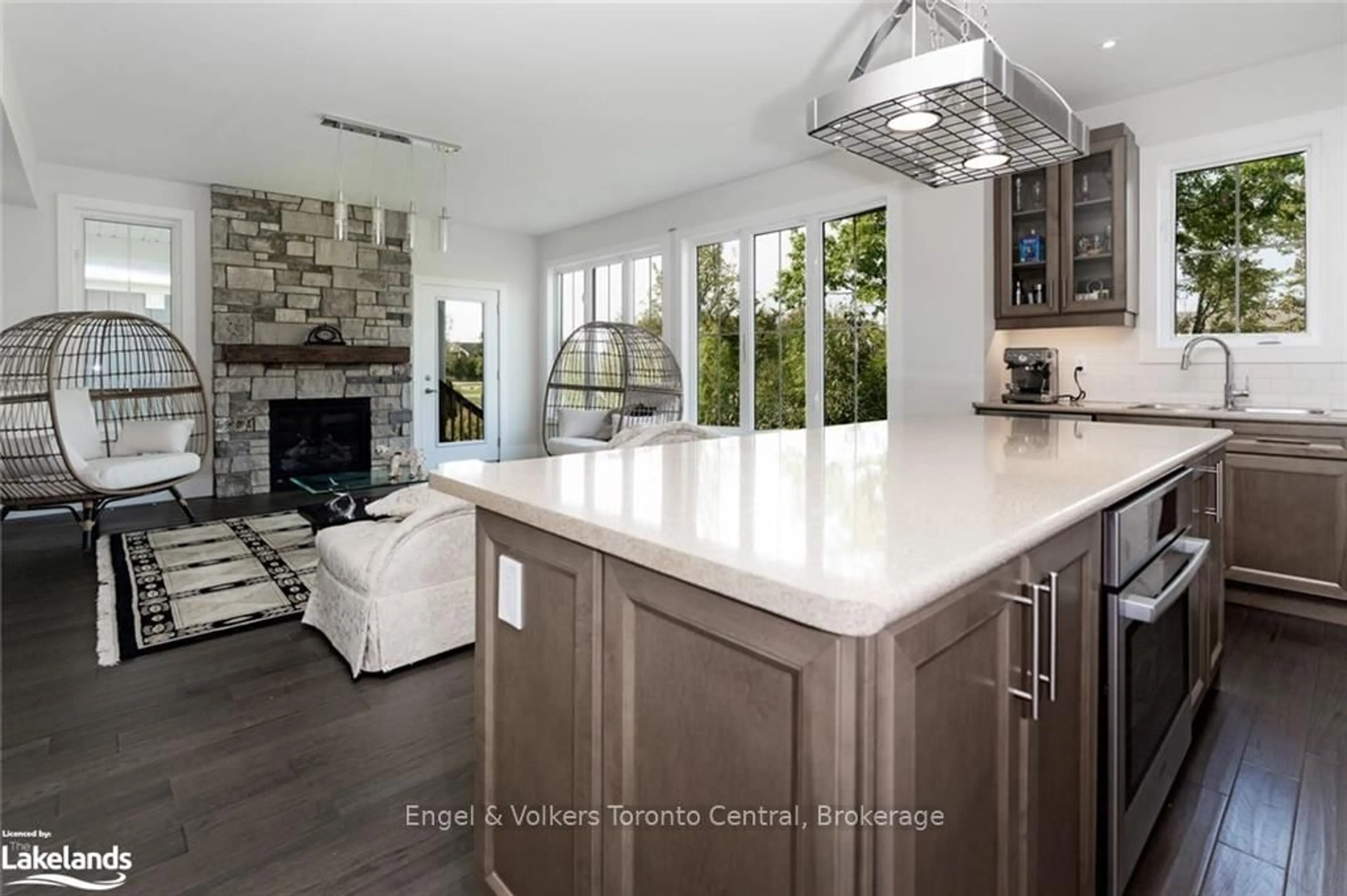 Open concept kitchen, unknown for 364 Yellow Birch Cres, Blue Mountains Ontario L9Y 0Y5