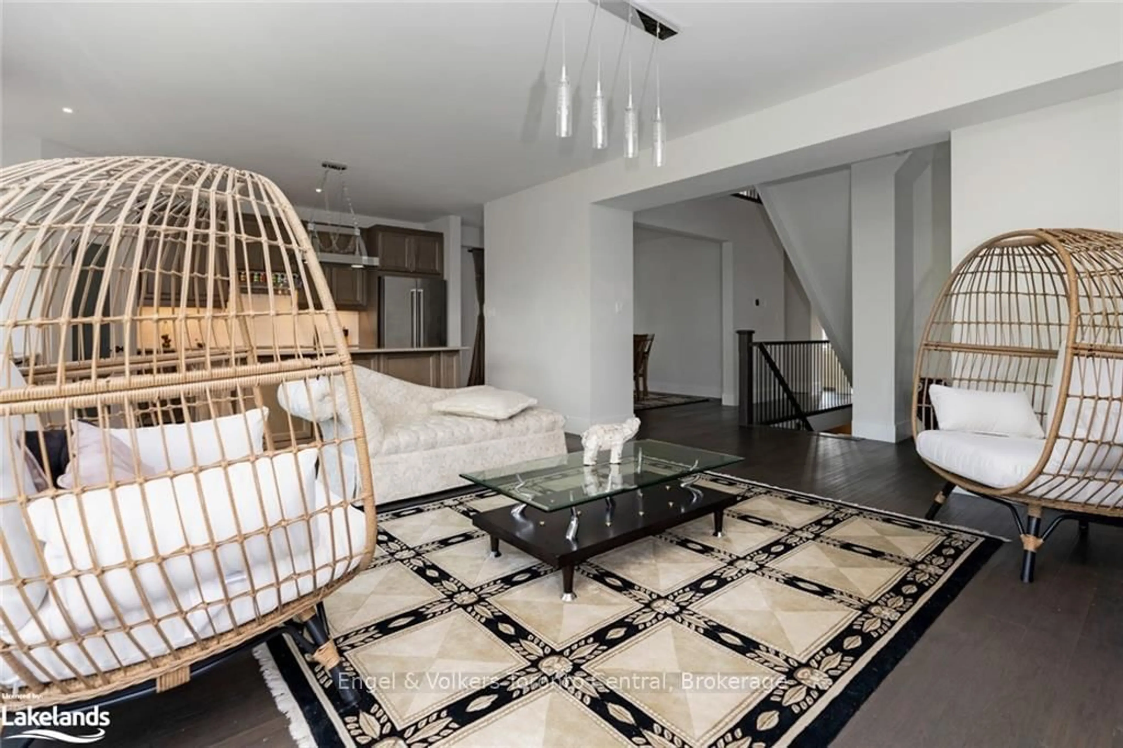 Indoor foyer for 364 Yellow Birch Cres, Blue Mountains Ontario L9Y 0Y5