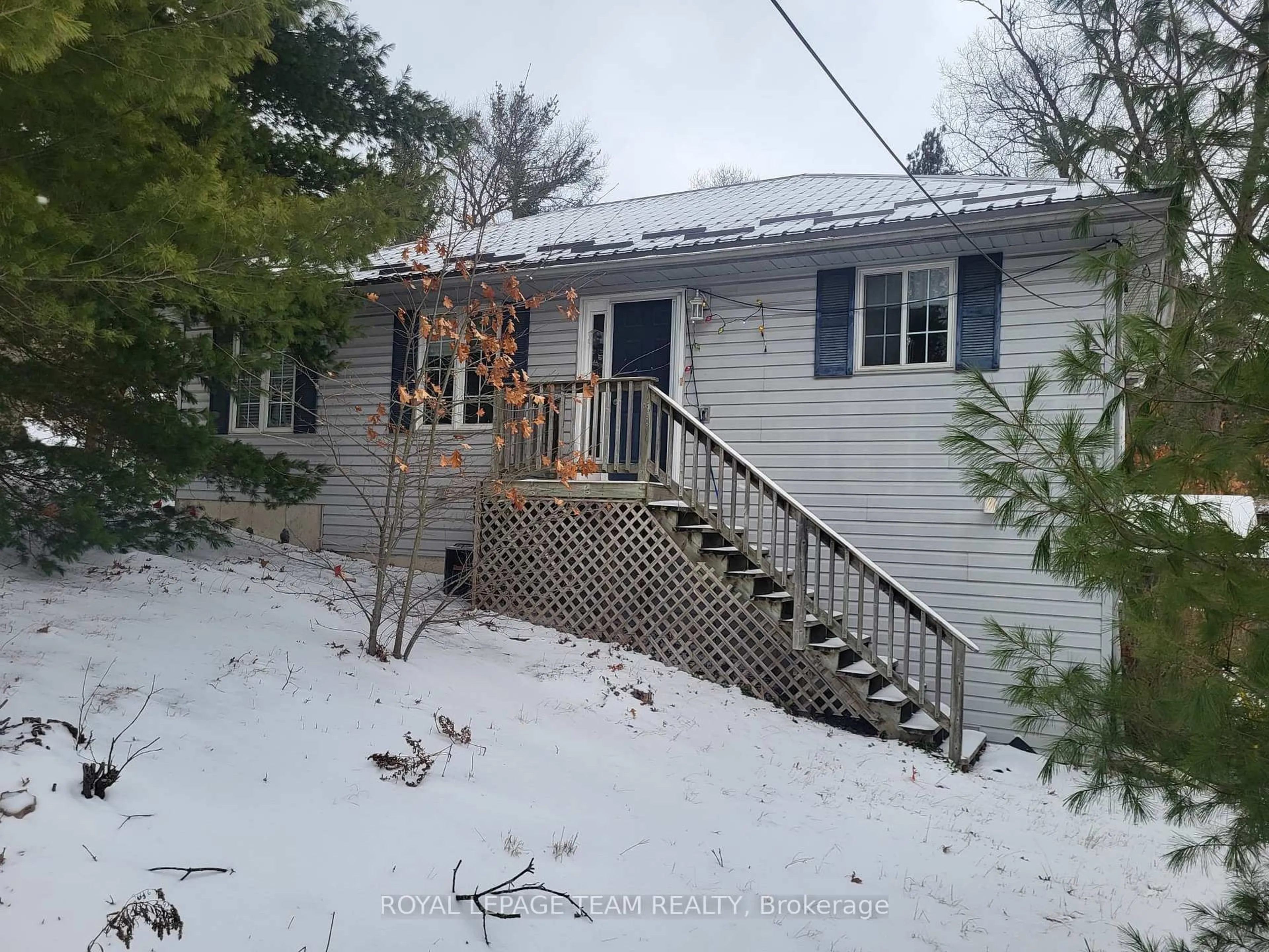 A pic from outside/outdoor area/front of a property/back of a property/a pic from drone, unknown for 7706 Alfred St, Lambton Shores Ontario N0M 2L0