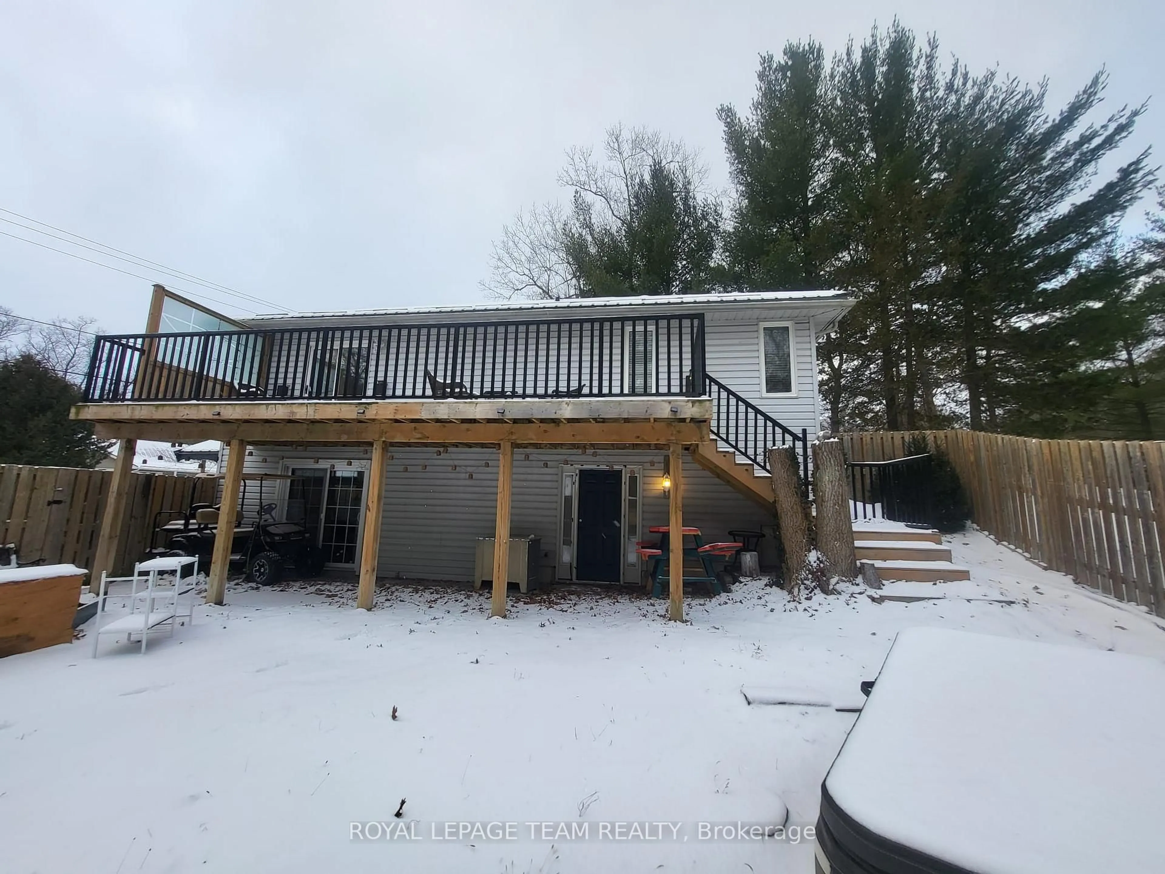 A pic from outside/outdoor area/front of a property/back of a property/a pic from drone, unknown for 7706 Alfred St, Lambton Shores Ontario N0M 2L0