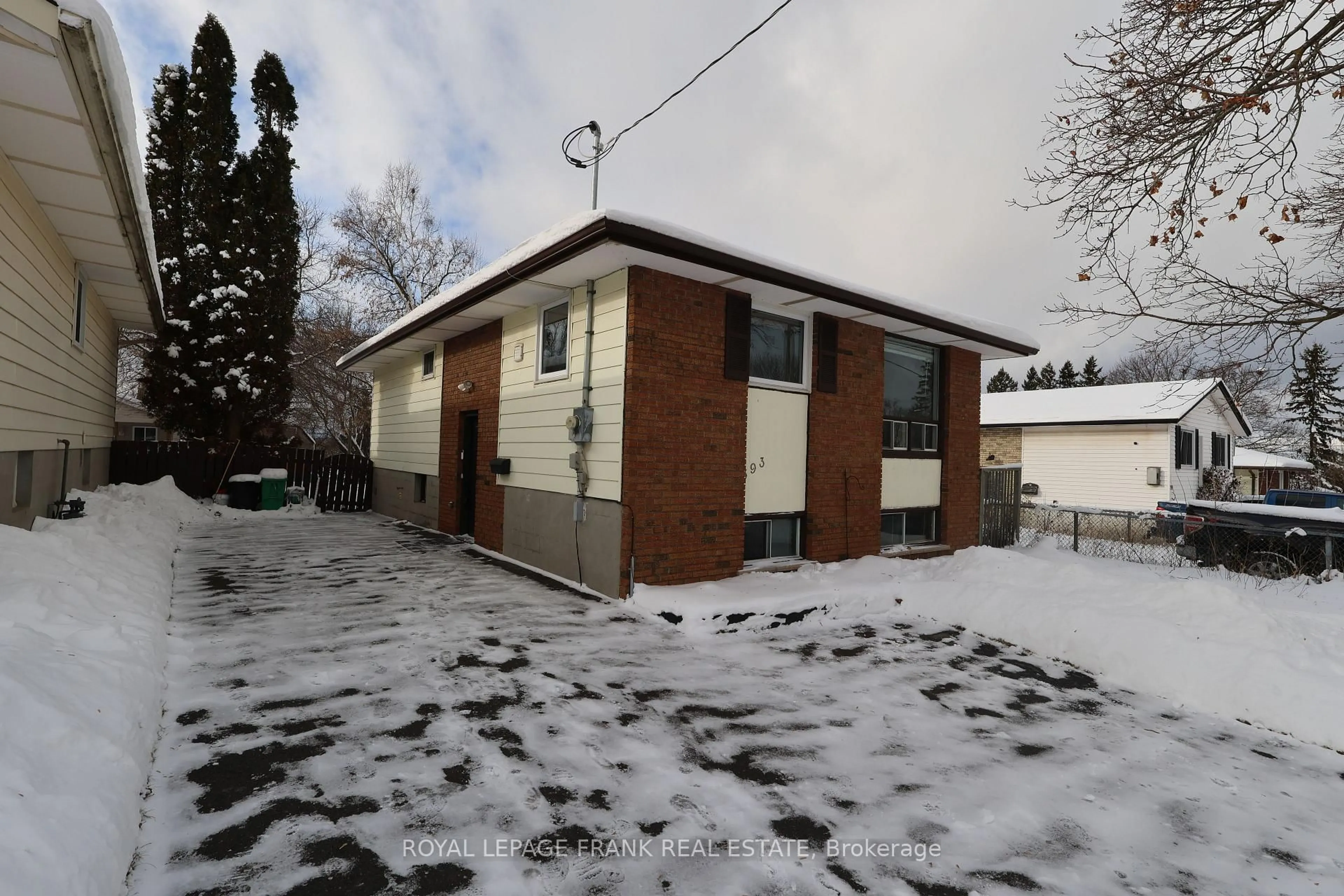 A pic from outside/outdoor area/front of a property/back of a property/a pic from drone, building for 393 Southpark Dr, Peterborough Ontario K9J 1C1