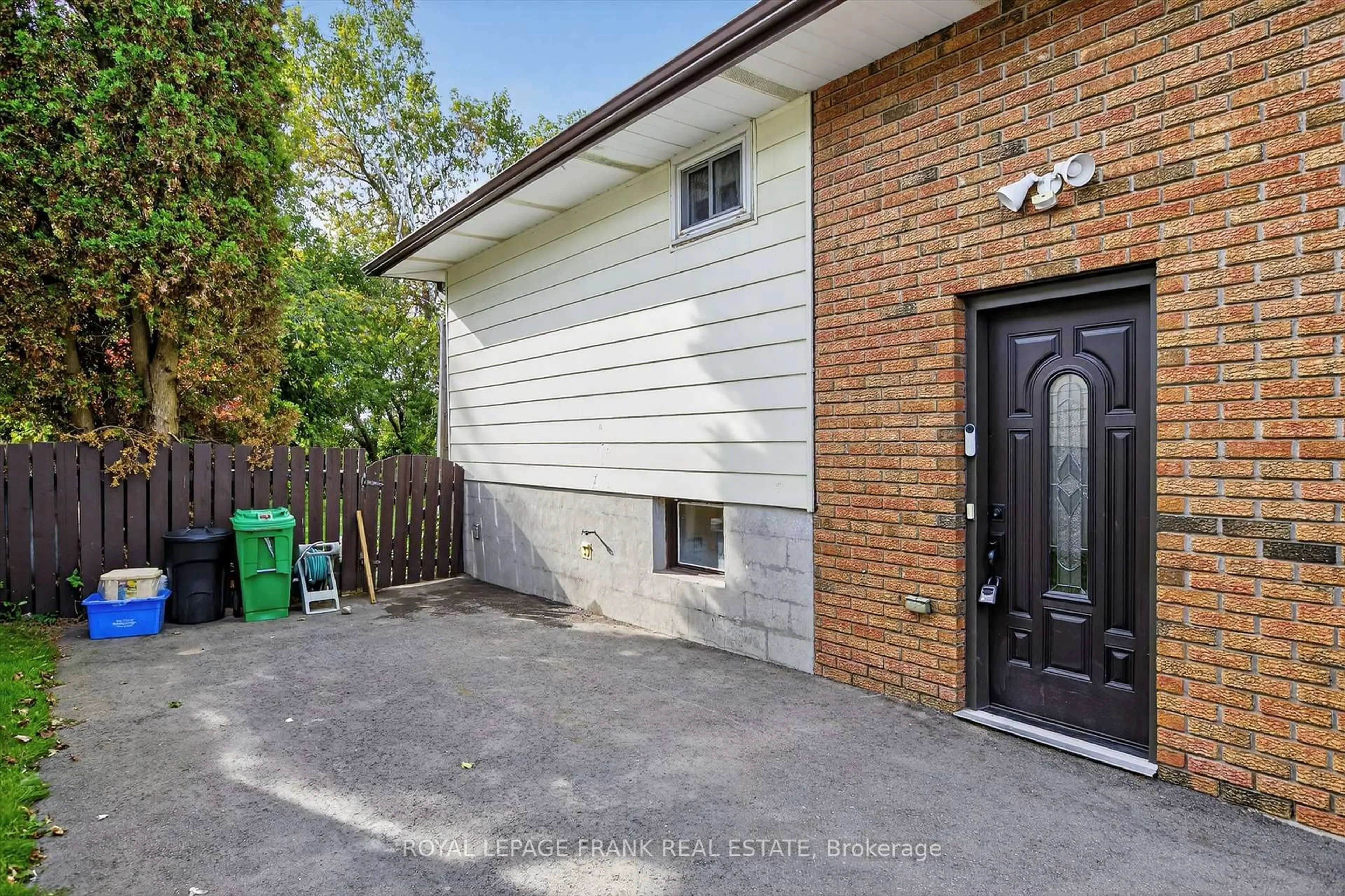 A pic from outside/outdoor area/front of a property/back of a property/a pic from drone, street for 393 Southpark Dr, Peterborough Ontario K9J 1C1