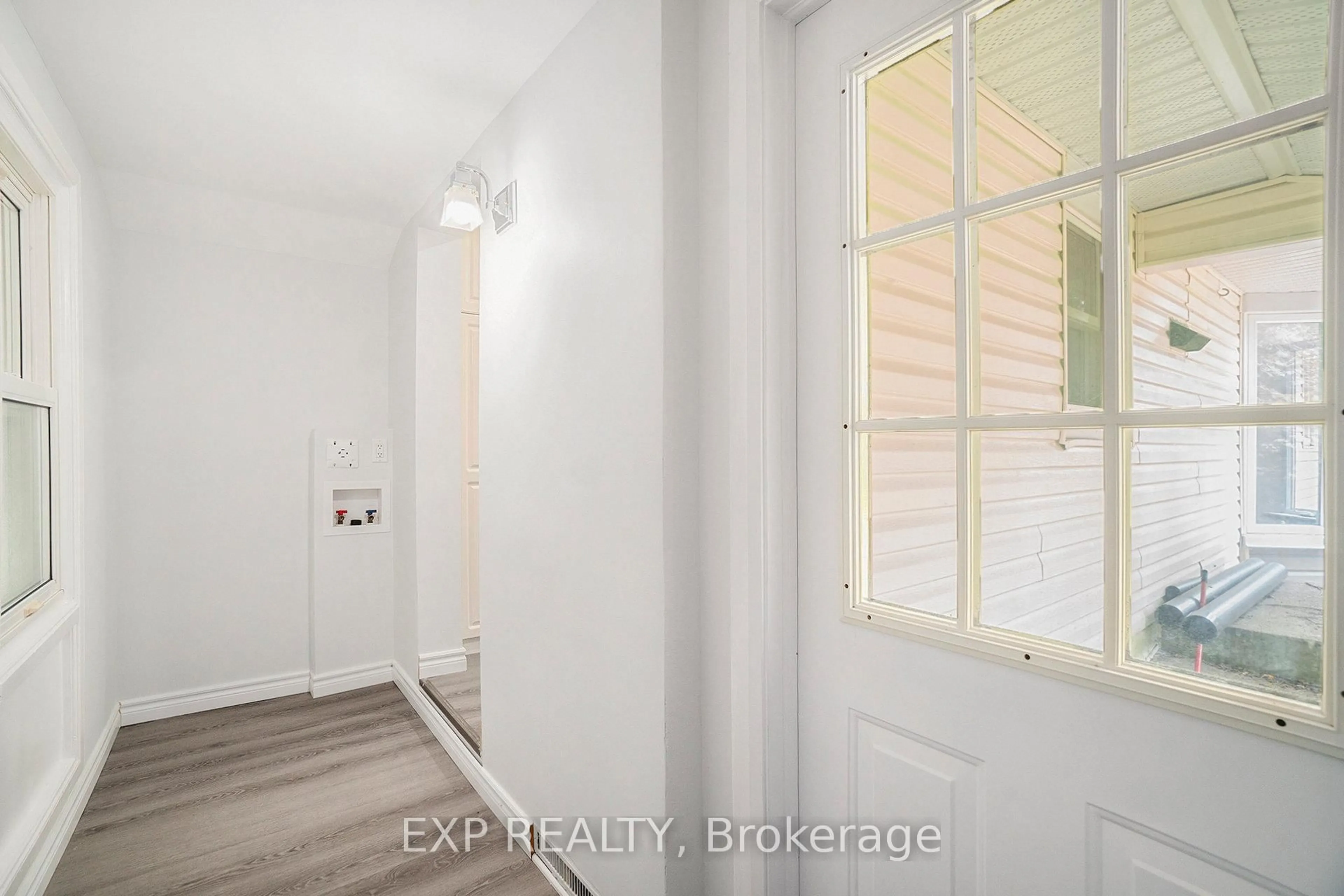 Indoor entryway for 3854 Prince Of Wales Dr, Ottawa Ontario K2C 3H2